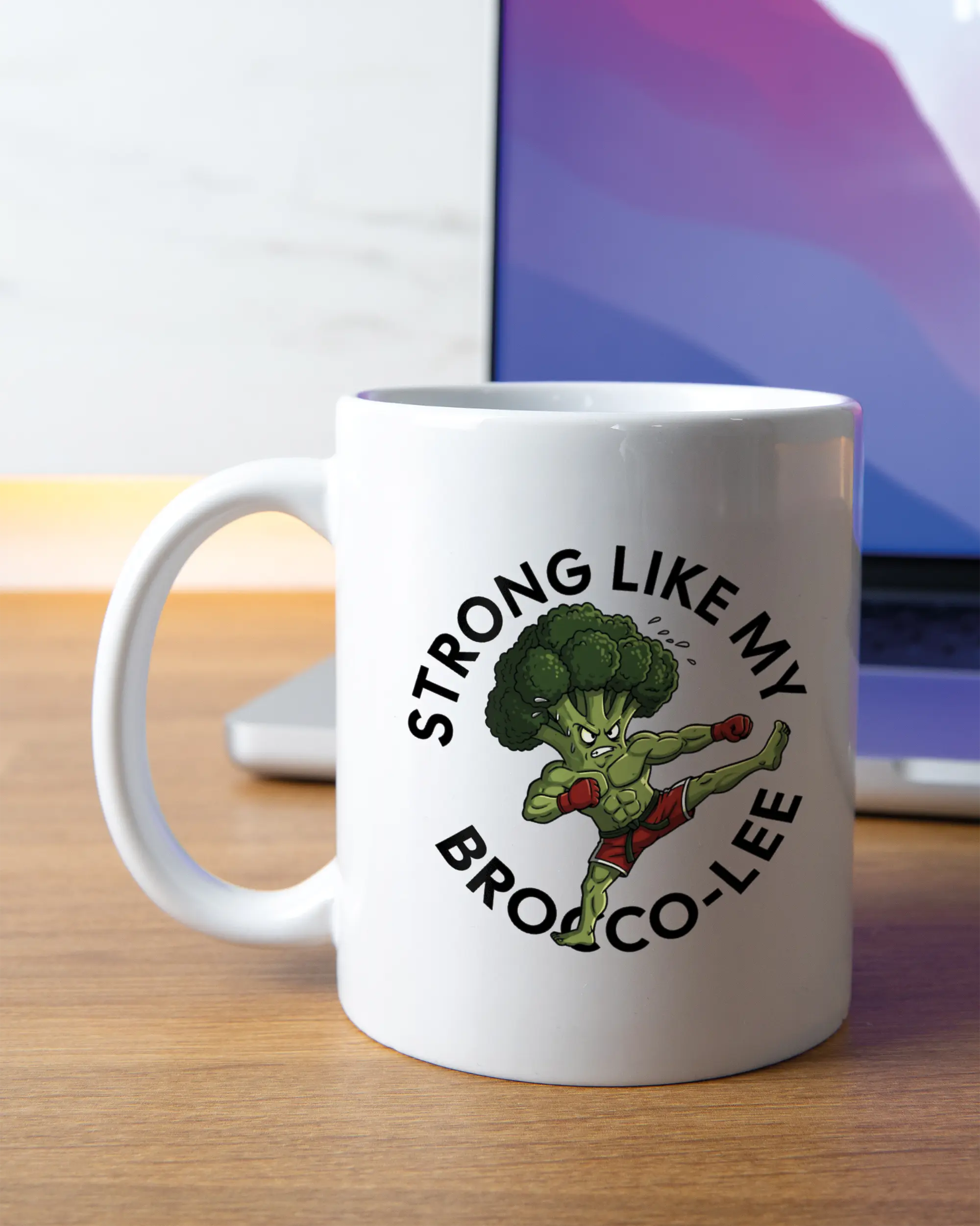 Homeoffice Aufnahme der linken Seite der beidseitig bedruckten Keramiktasse von Maondo mit dem Design Brocco-Lee in der Farbe White