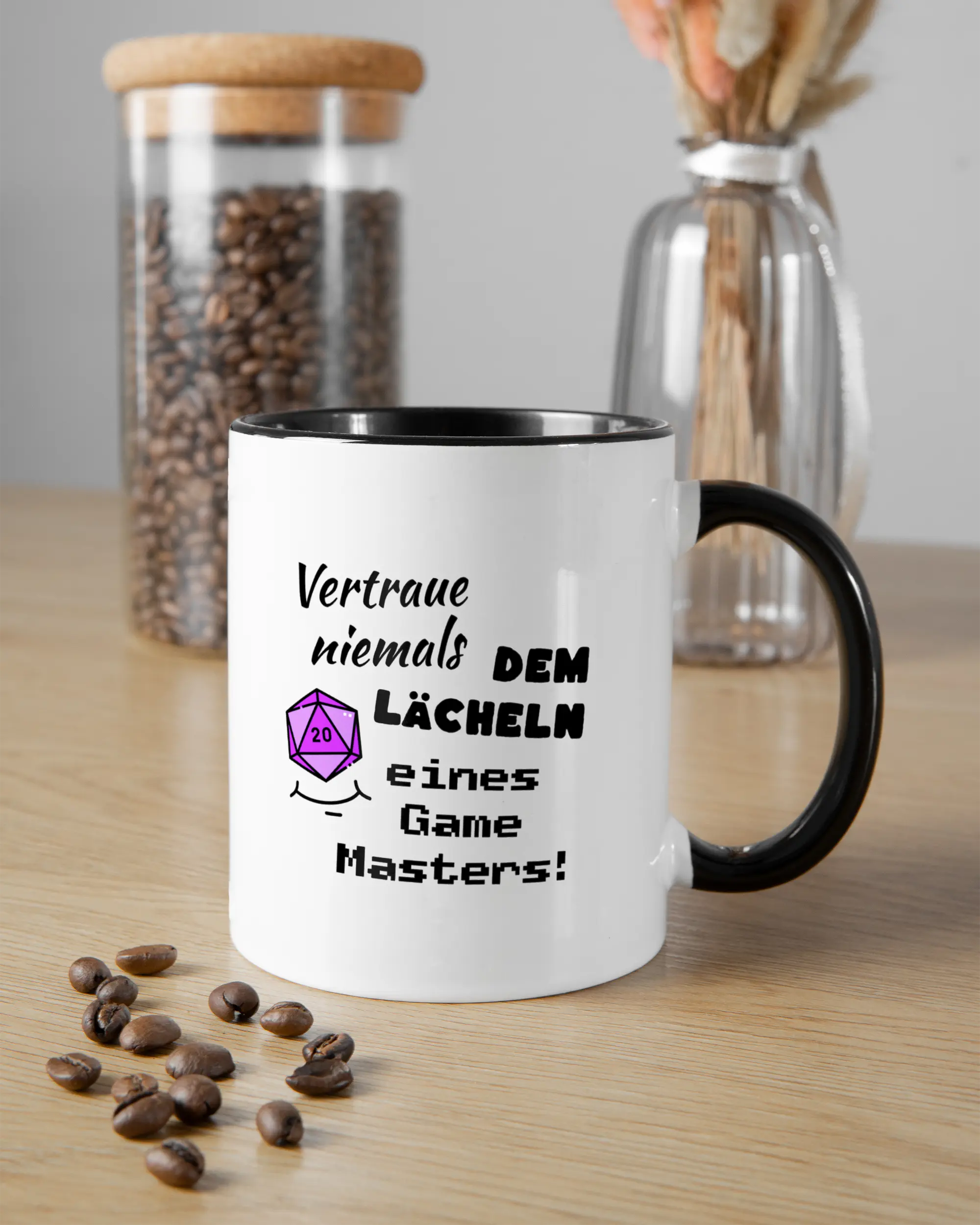 Essenstisch Aufnahme der beidseitig bedruckten Keramik Tasse von Maondo mit dem Design Game Master in der Farbe Schwarz-Weiß