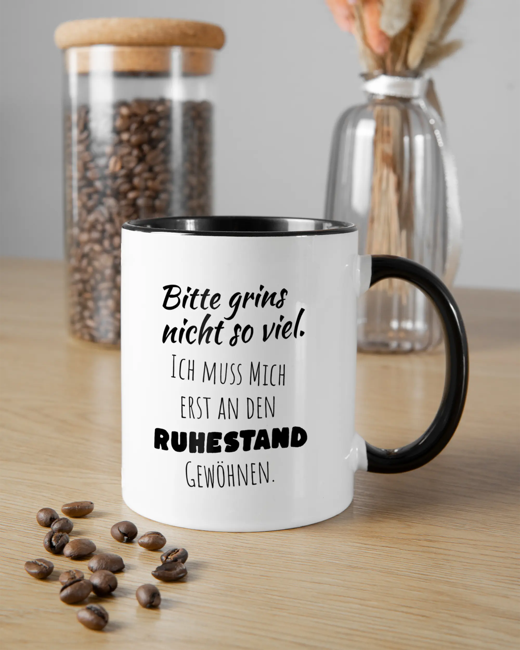 Essenstisch Aufnahme der beidseitig bedruckten Keramik Tasse von Maondo mit dem Design Ruhestandslos in der Farbe Schwarz-Weiß