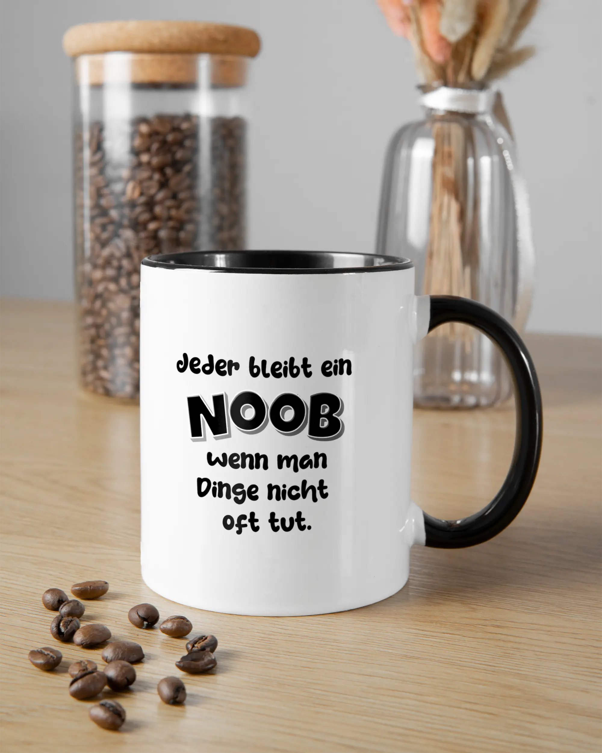 Essenstisch Aufnahme der beidseitig bedruckten Keramik Tasse von Maondo mit dem Design Noob Upgrade in der Farbe Schwarz-Weiß