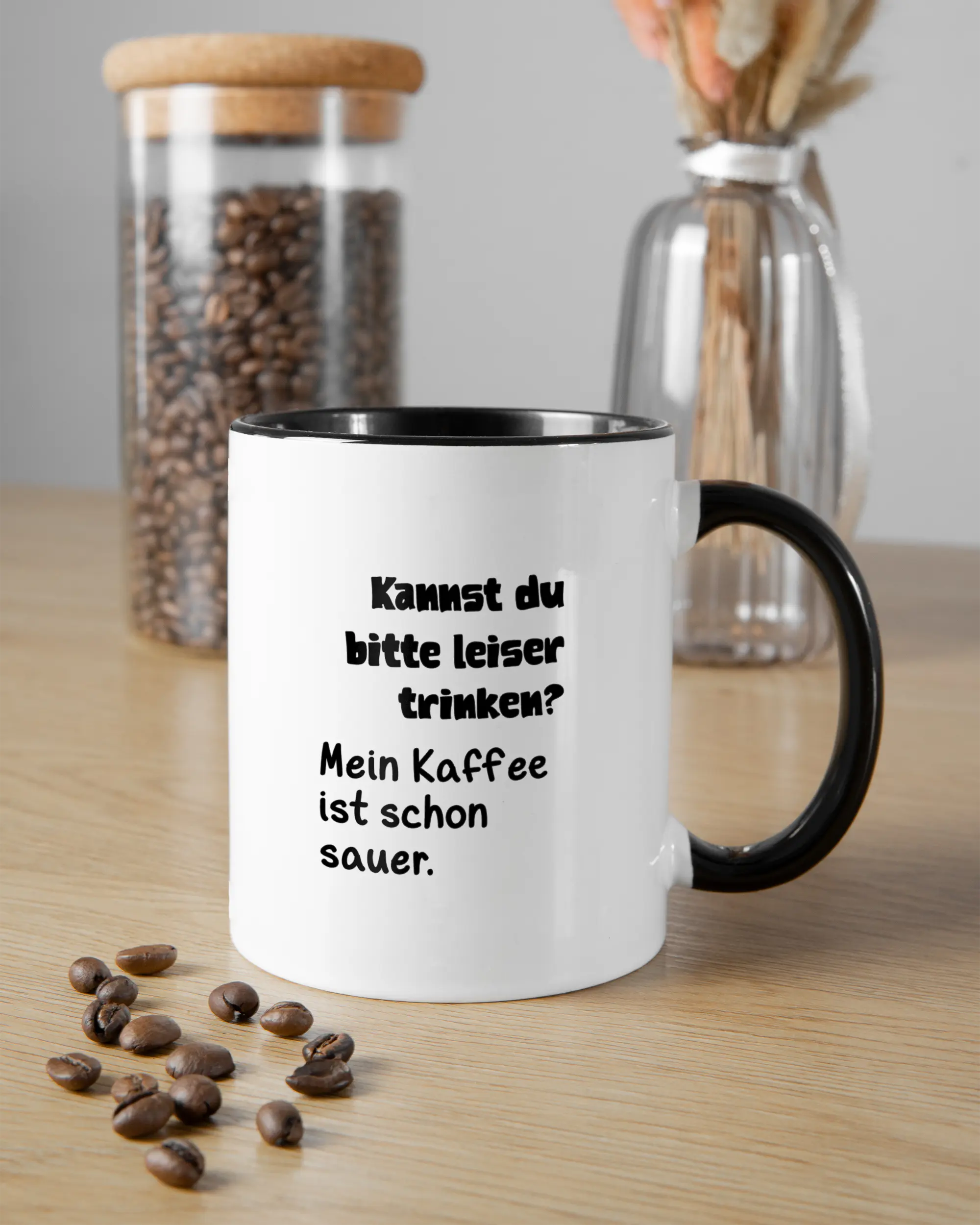 Essenstisch Aufnahme der beidseitig bedruckten Keramik Tasse von Maondo mit dem Design Ruhiges Böhnchen in der Farbe Schwarz-Weiß