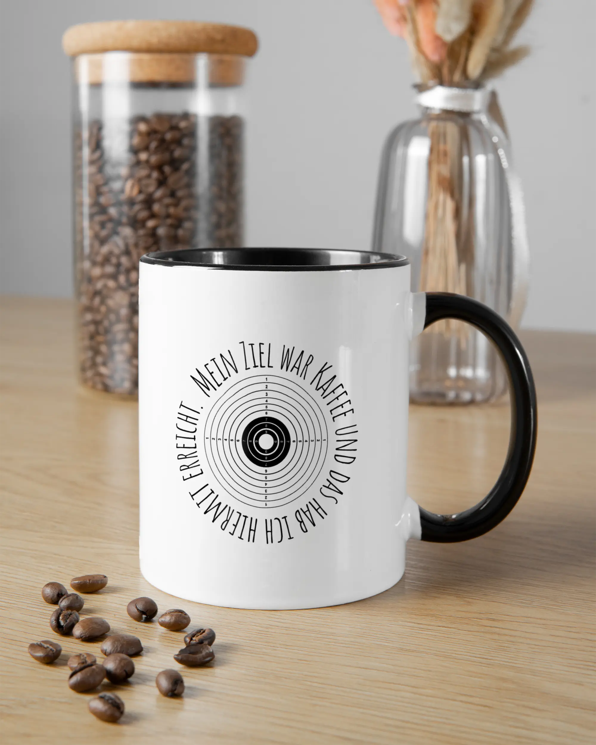 Essenstisch Aufnahme der beidseitig bedruckten Keramik Tasse von Maondo mit dem Design Große Ziele in der Farbe Schwarz-Weiß