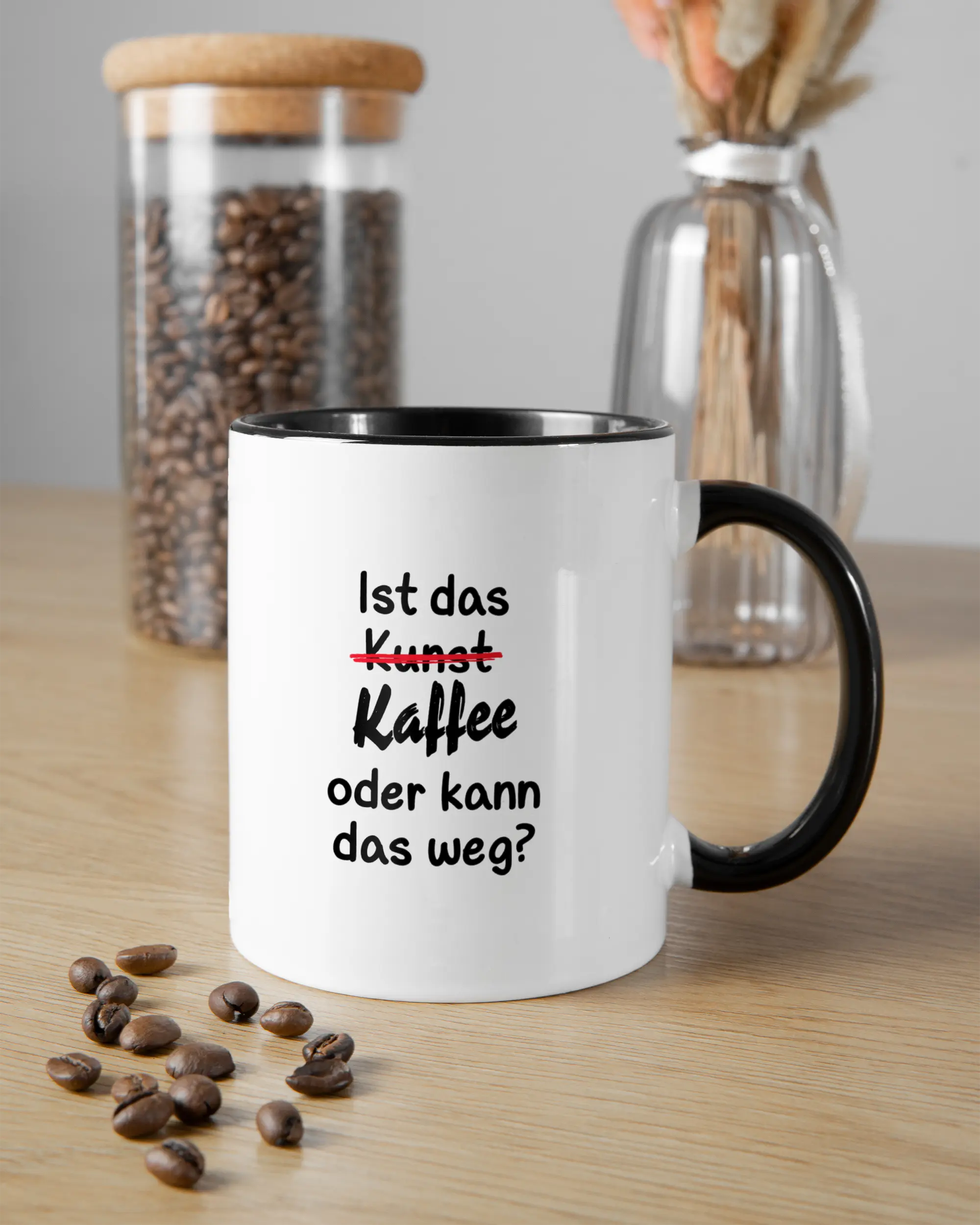Essenstisch Aufnahme der beidseitig bedruckten Keramik Tasse von Maondo mit dem Design Kaffeekunst in der Farbe Schwarz-Weiß