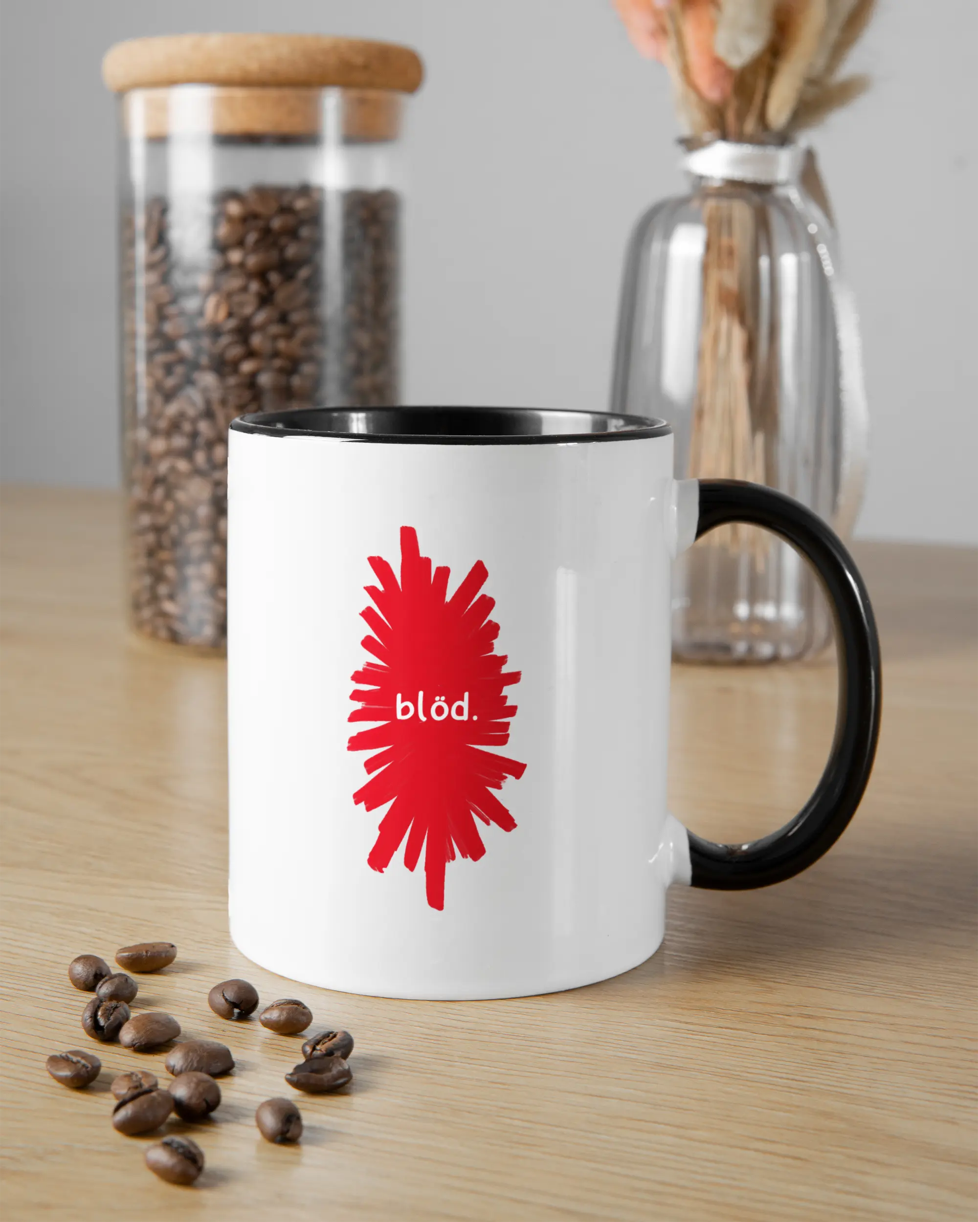 Essenstisch Aufnahme der beidseitig bedruckten Keramik Tasse von Maondo mit dem Design Blöd in der Farbe Schwarz-Weiß