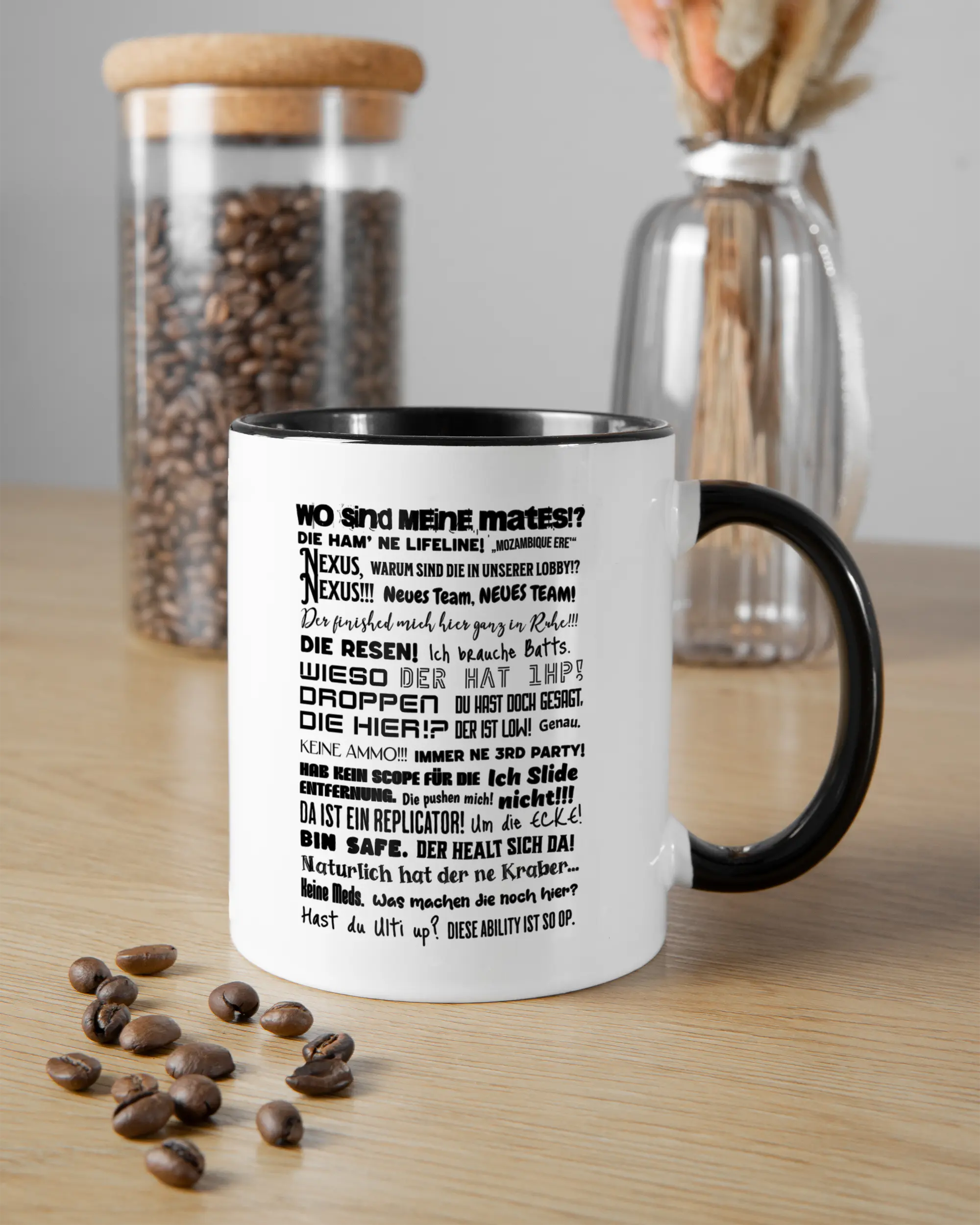 Essenstisch Aufnahme der beidseitig bedruckten Keramik Tasse von Maondo mit dem Design Apex Storytime in der Farbe Schwarz-Weiß