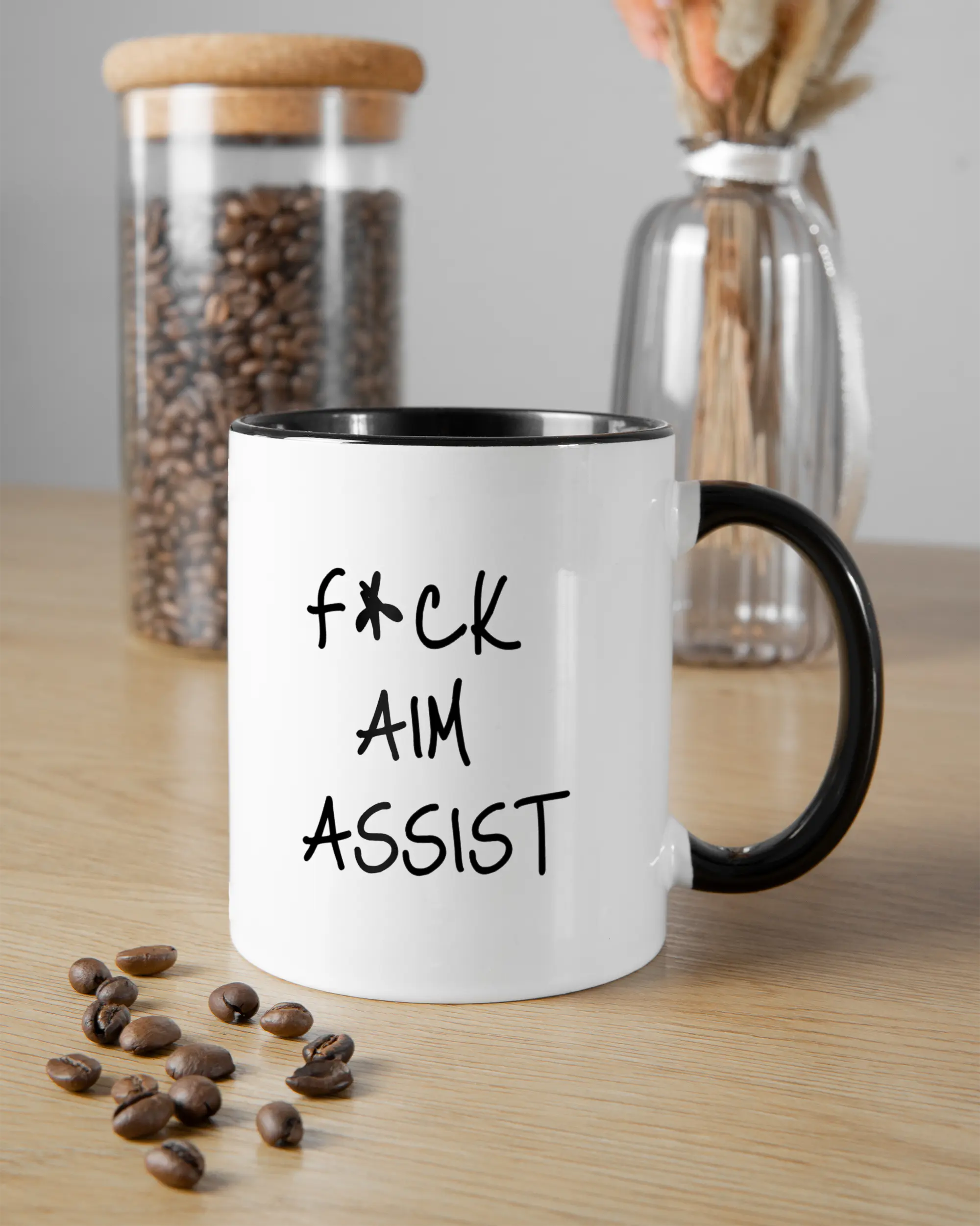 Essenstisch Aufnahme der beidseitig bedruckten Keramik Tasse von Maondo mit dem Design F Aim Assist in der Farbe Schwarz-Weiß