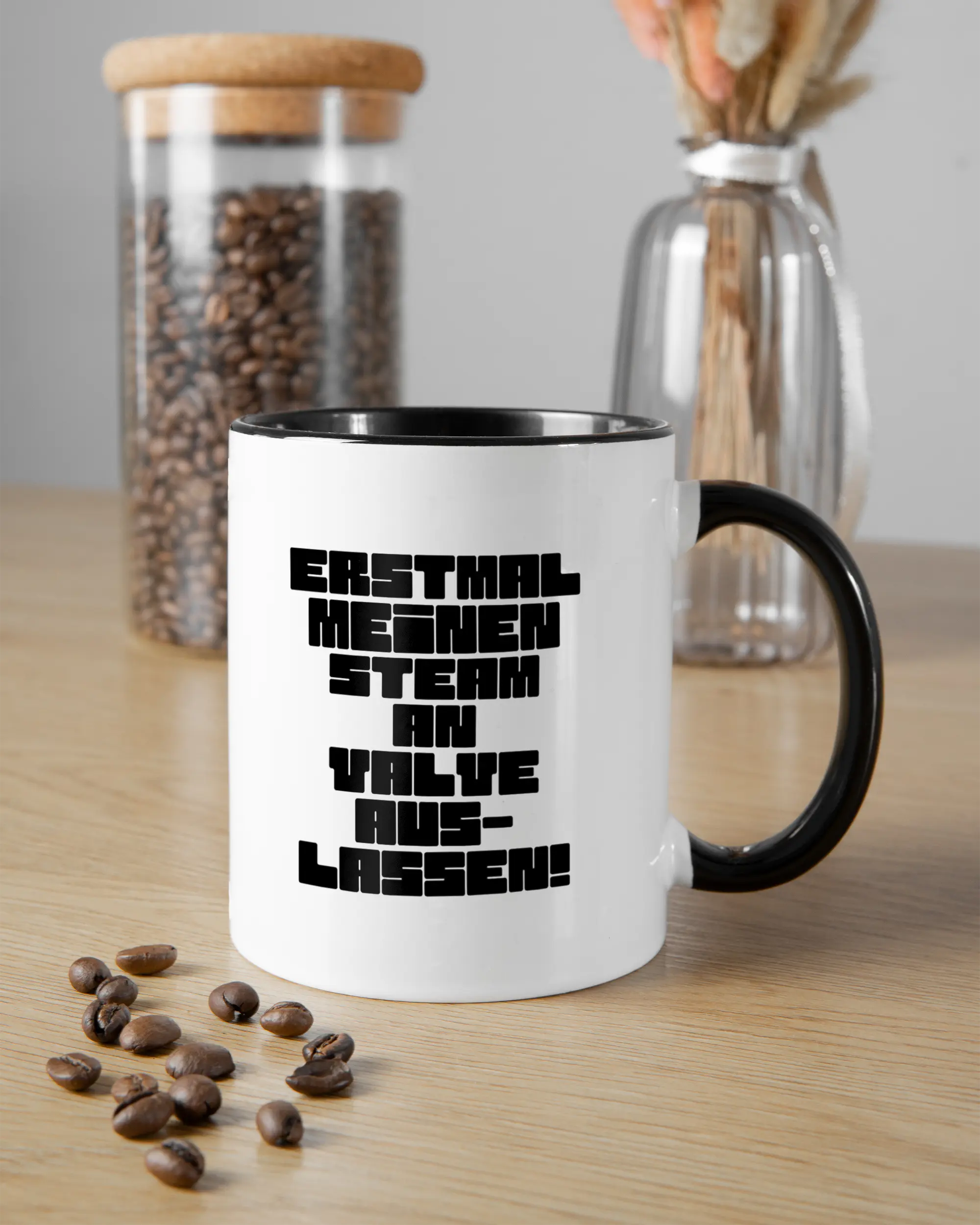 Essenstisch Aufnahme der beidseitig bedruckten Keramik Tasse von Maondo mit dem Design Lass es raus in der Farbe Schwarz-Weiß