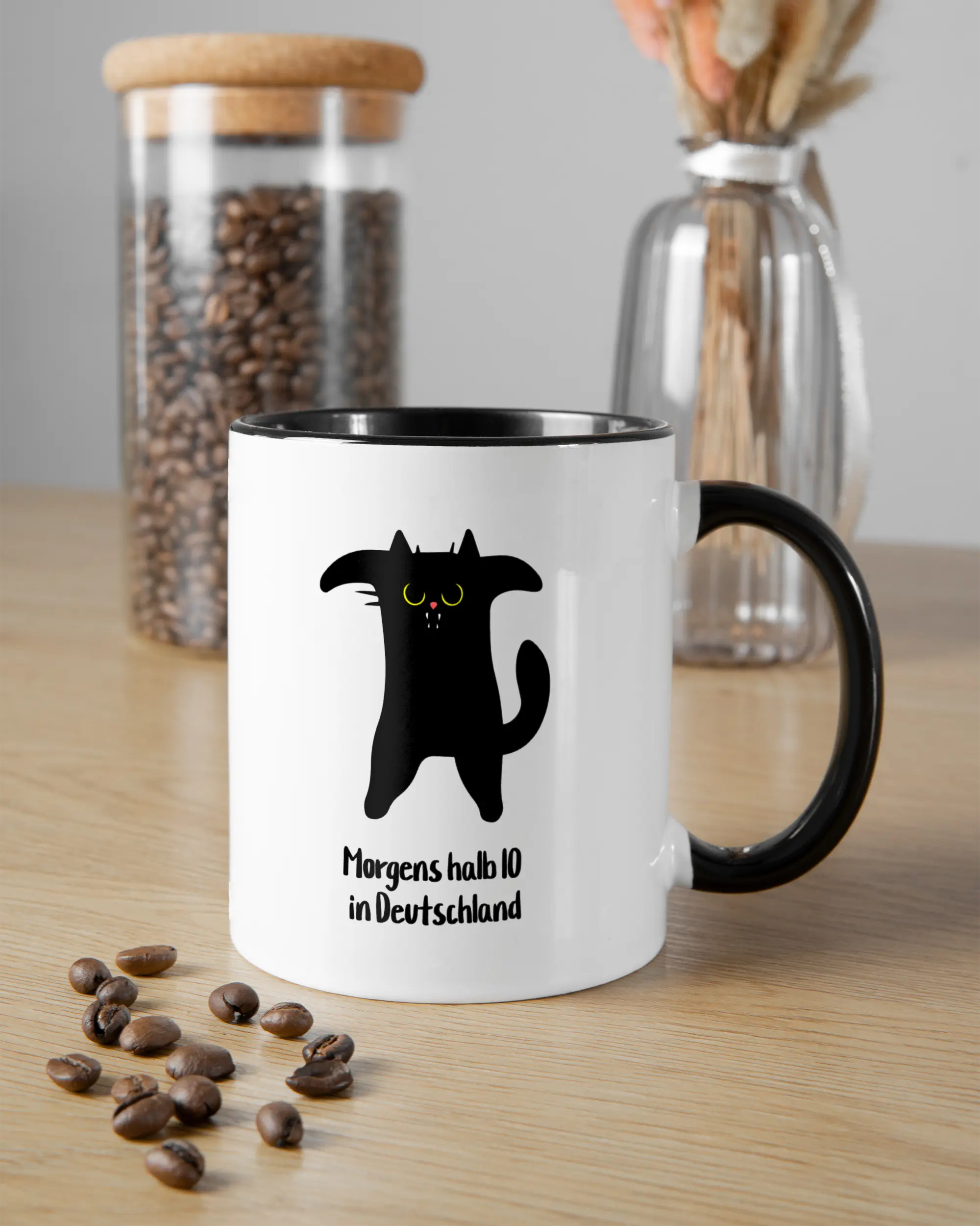 Essenstisch Aufnahme der beidseitig bedruckten Keramik Tasse von Maondo mit dem Design Guten Morgen in der Farbe Schwarz-Weiß