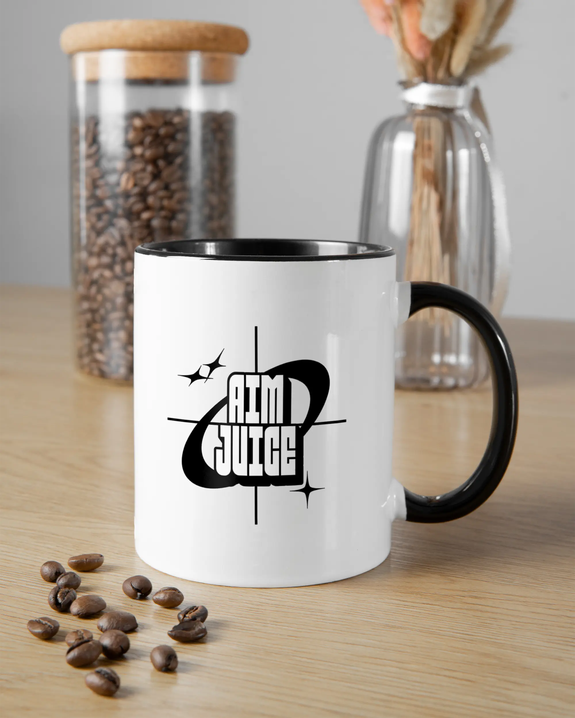 Essenstisch Aufnahme der beidseitig bedruckten Keramik Tasse von Maondo mit dem Design Aim Juice in der Farbe Schwarz-Weiß