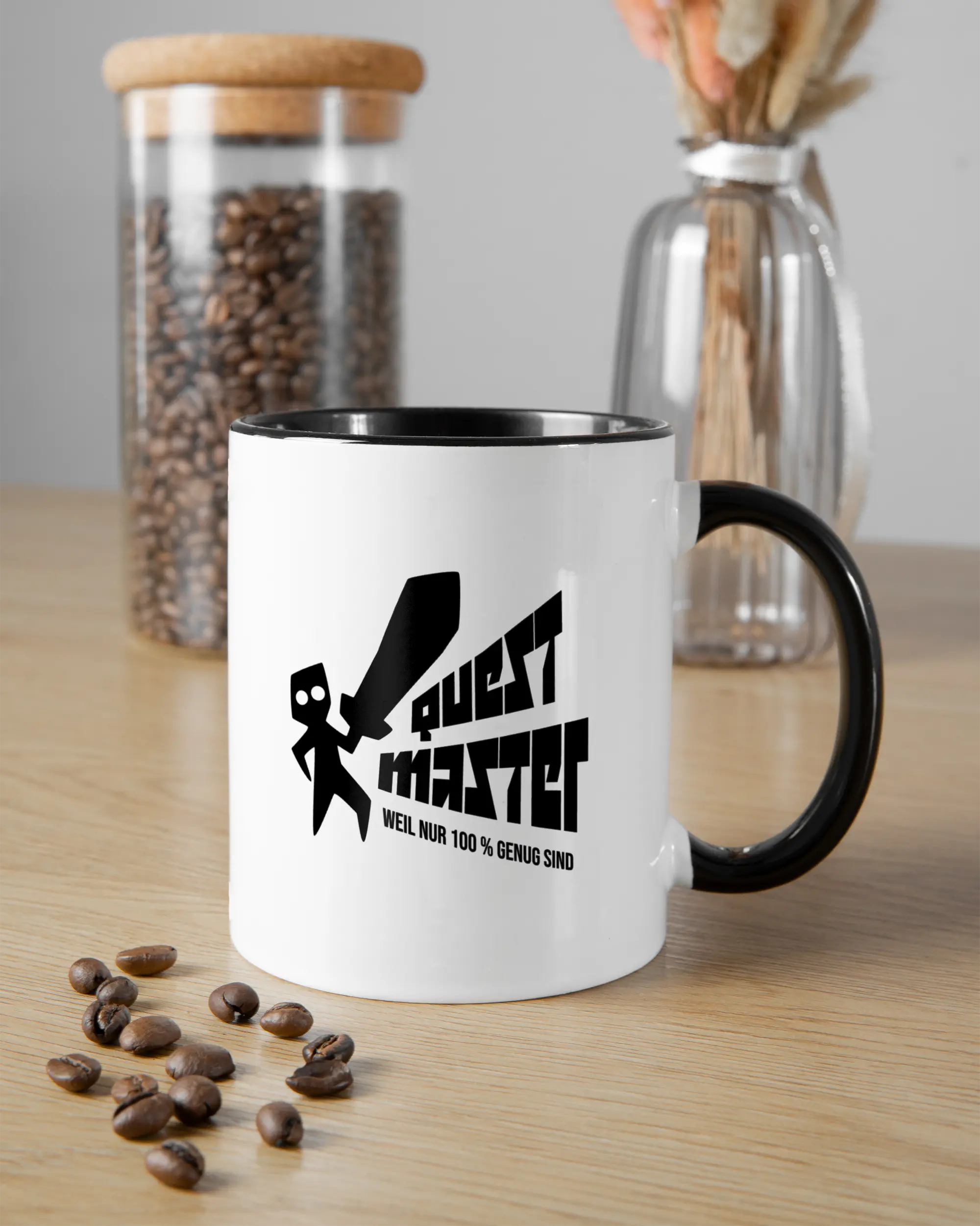 Essenstisch Aufnahme der beidseitig bedruckten Keramik Tasse von Maondo mit dem Design Quest Master in der Farbe Schwarz-Weiß