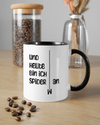 Essenstisch Aufnahme der beidseitig bedruckten Keramik Tasse von Maondo mit dem Design Abhängen in der Farbe Schwarz-Weiß