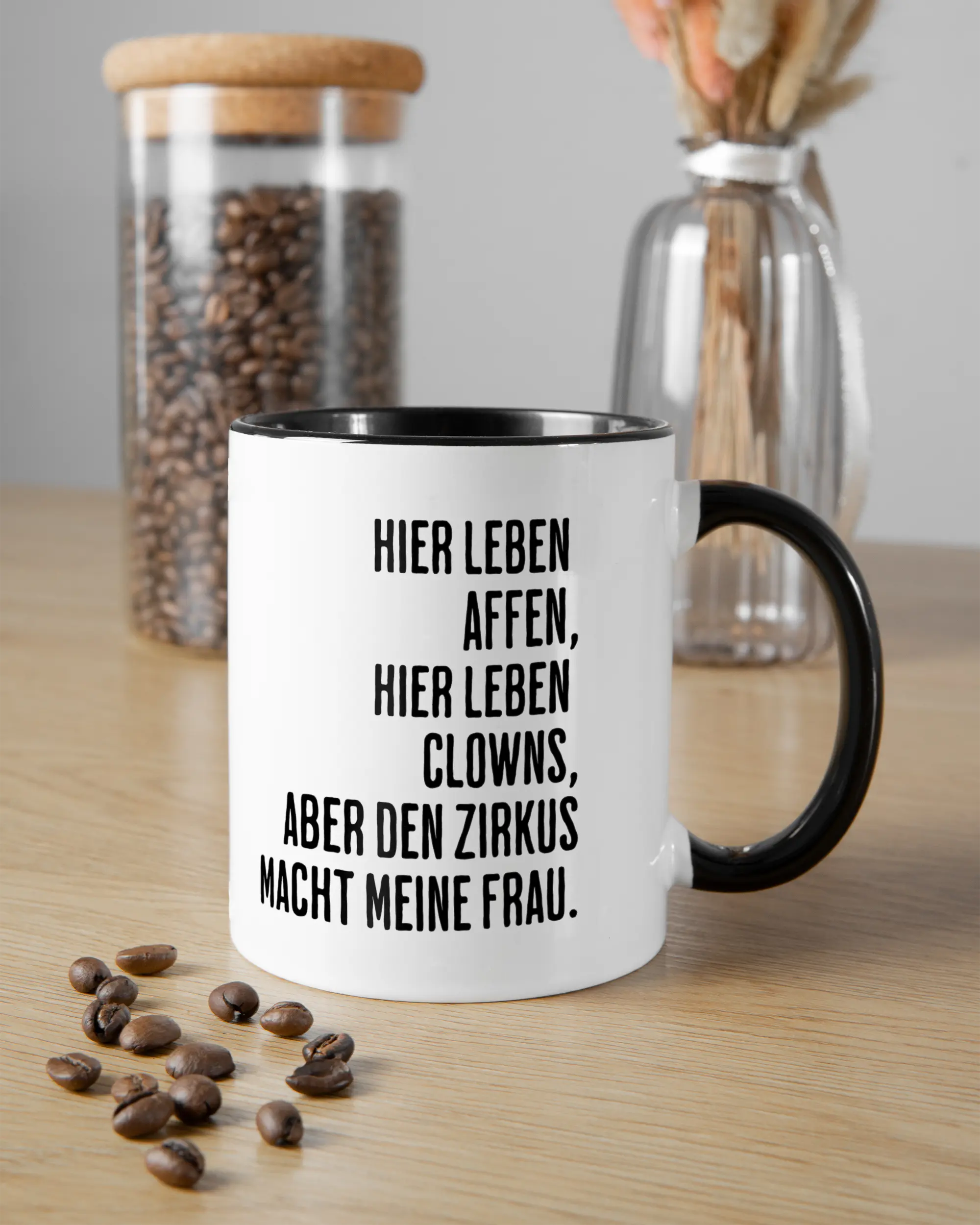 Essenstisch Aufnahme der beidseitig bedruckten Keramik Tasse von Maondo mit dem Design Affenzirkus in der Farbe Schwarz-Weiß