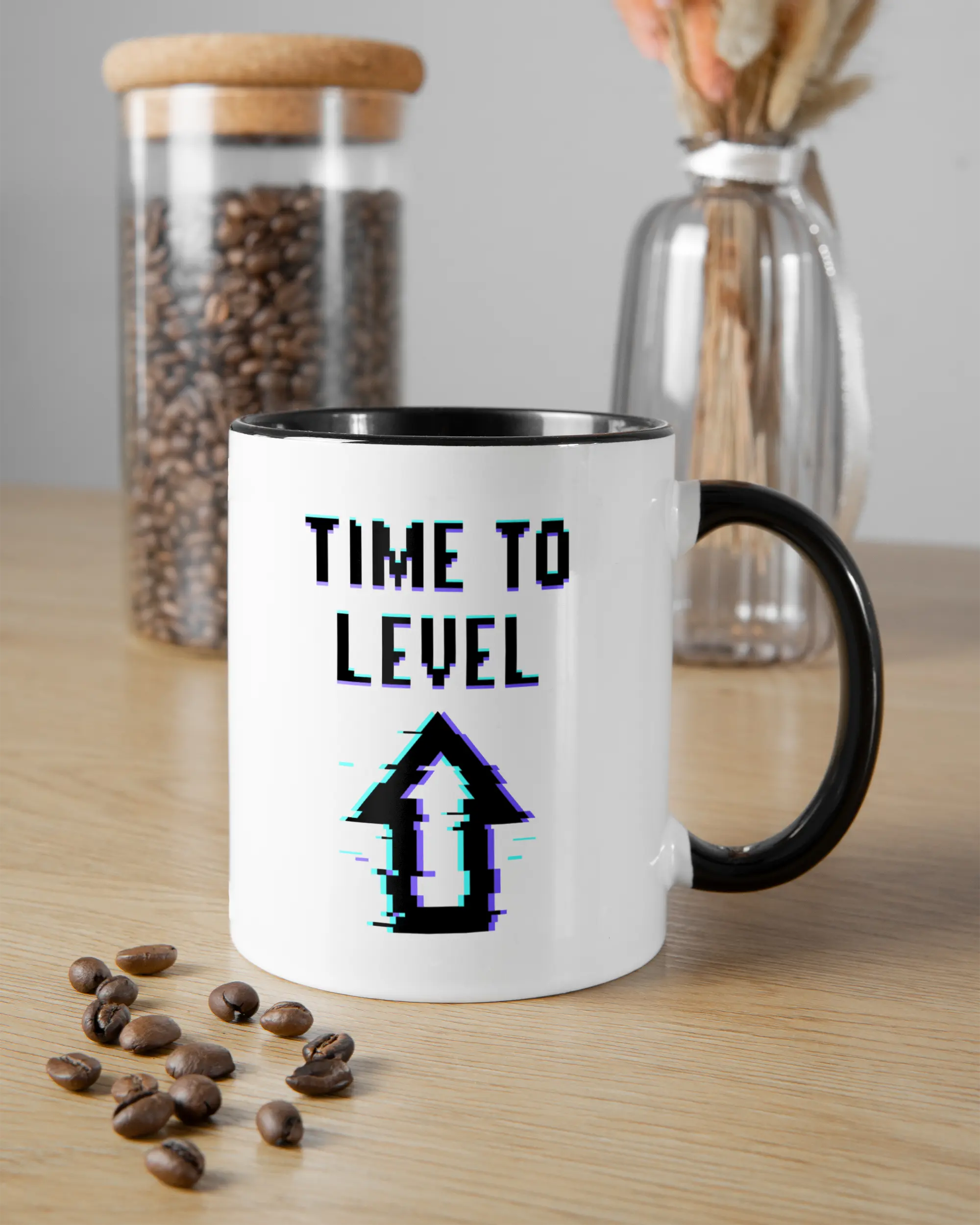 Essenstisch Aufnahme der beidseitig bedruckten Keramik Tasse von Maondo mit dem Design Koffein-Game in der Farbe Schwarz-Weiß