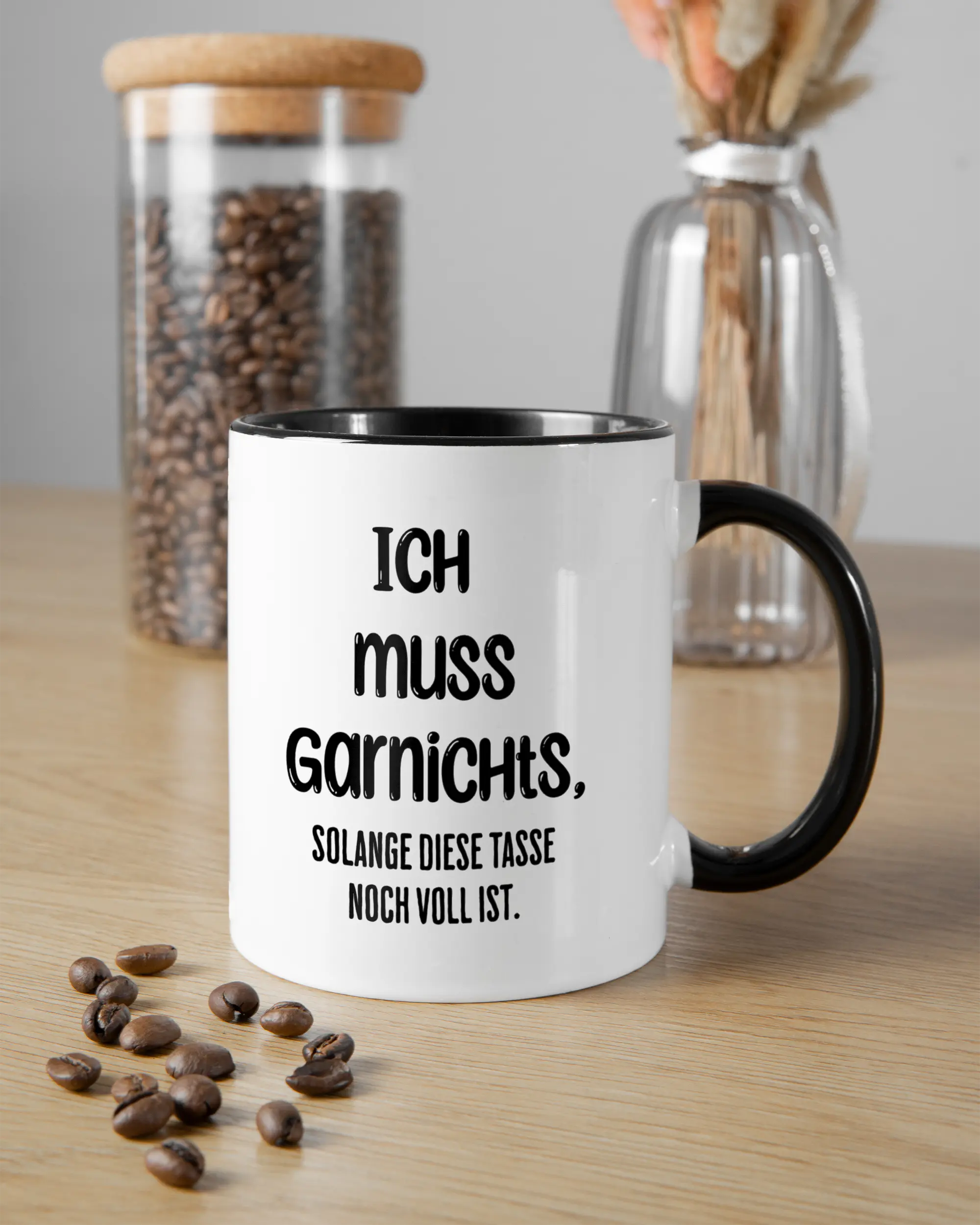 Essenstisch Aufnahme der beidseitig bedruckten Keramik Tasse von Maondo mit dem Design Verhandlungsspielraum in der Farbe Schwarz-Weiß