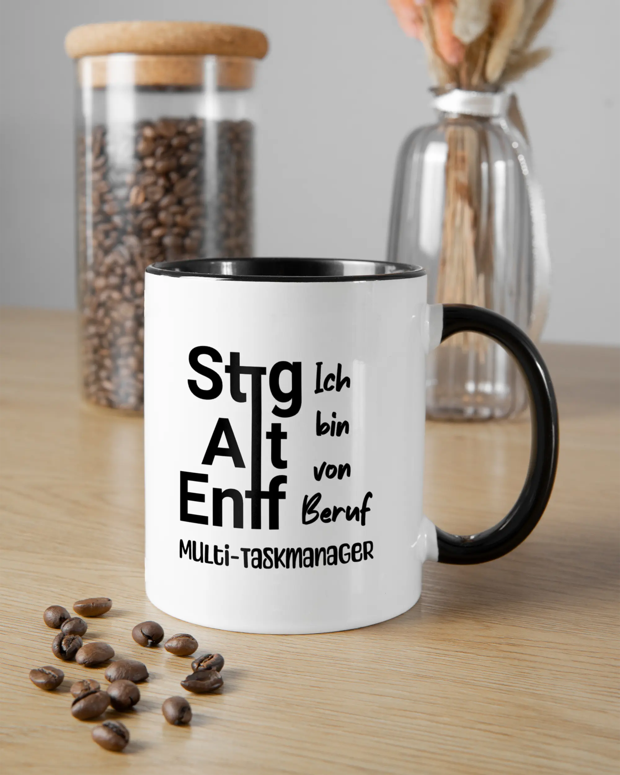 Essenstisch Aufnahme der beidseitig bedruckten Keramik Tasse von Maondo mit dem Design Multi-Taskmanager in der Farbe Schwarz-Weiß