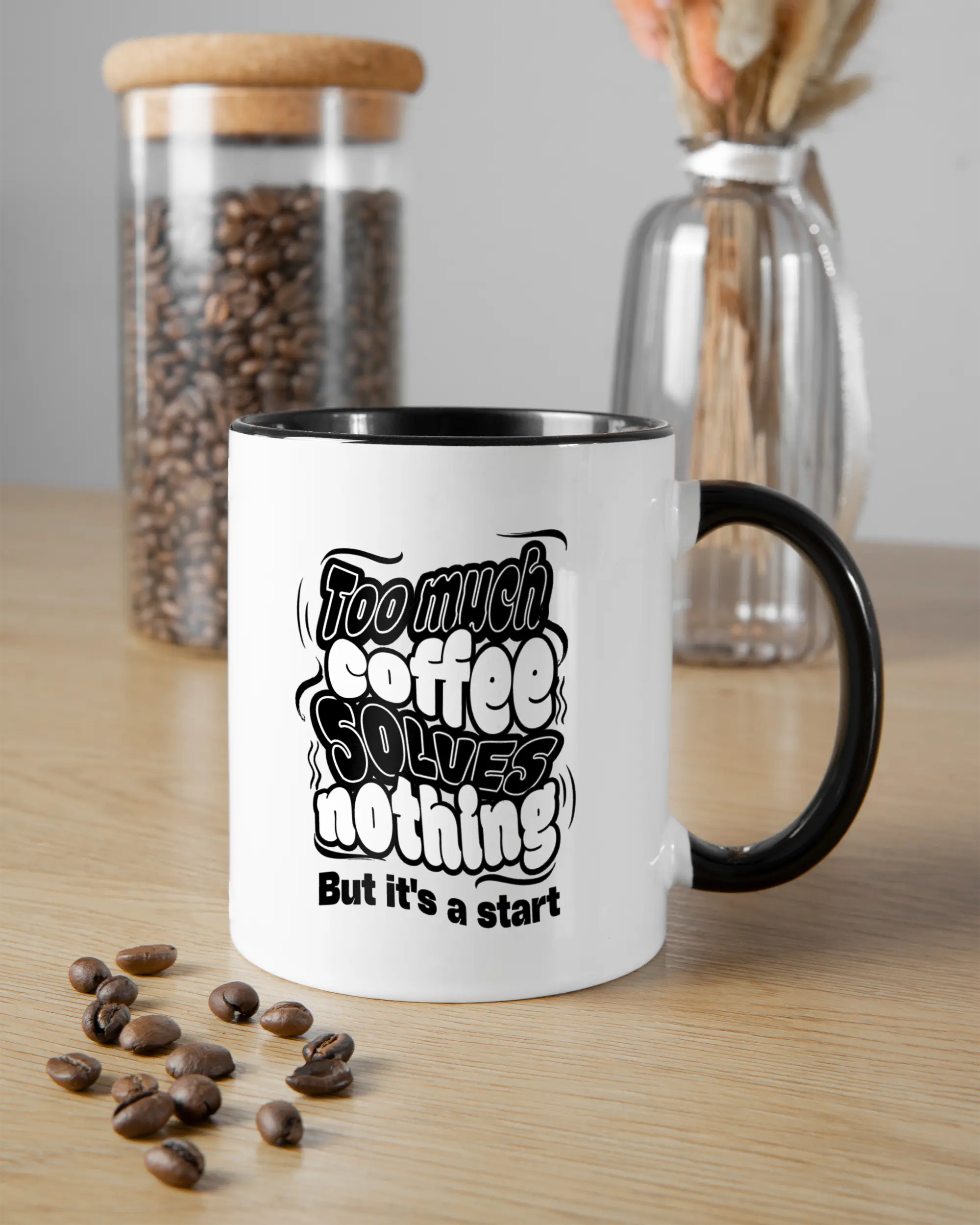 Essenstisch Aufnahme der beidseitig bedruckten Keramik Tasse von Maondo mit dem Design It's a start in der Farbe Schwarz-Weiß