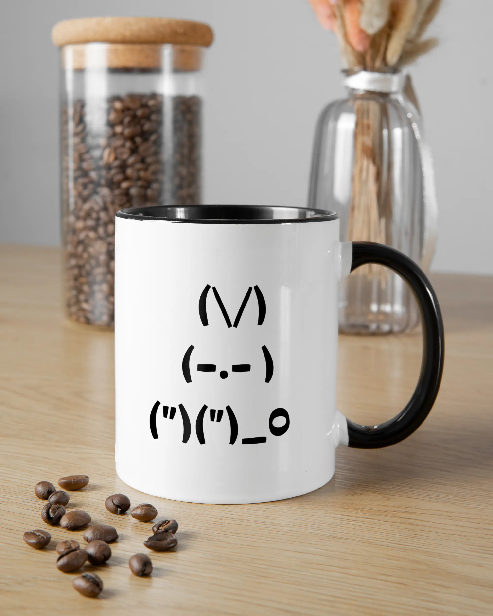 Essenstisch Aufnahme der beidseitig bedruckten Keramik Tasse von Maondo mit dem Design Nicer Hase in der Farbe Schwarz-Weiß
