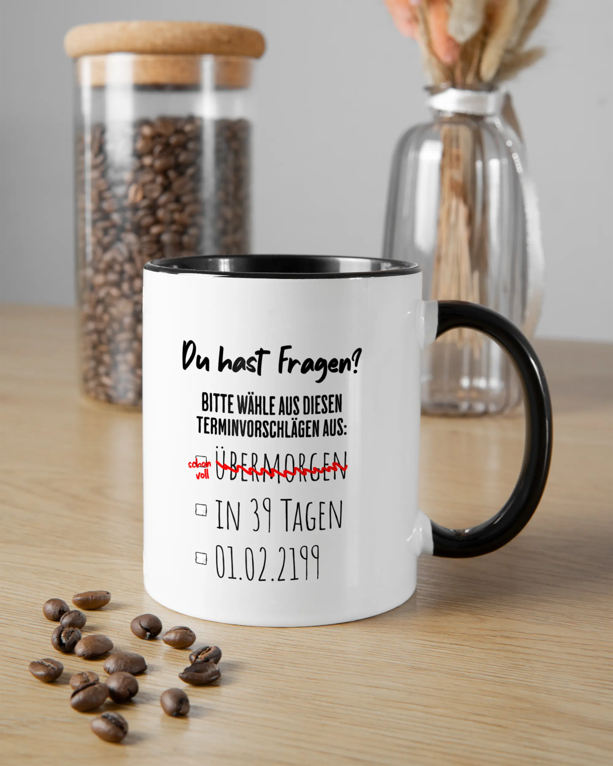 Essenstisch Aufnahme der beidseitig bedruckten Keramik Tasse von Maondo mit dem Design Heute nicht in der Farbe Schwarz-Weiß