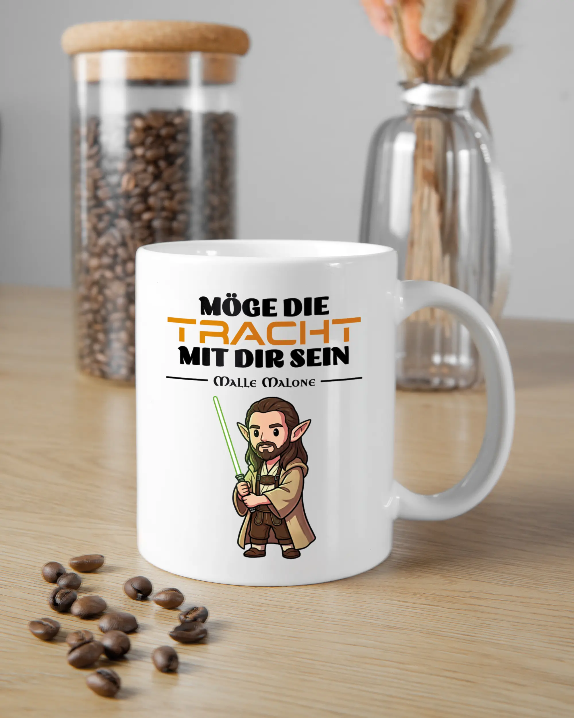 Küchentischansicht der rechten Seite der beidseitig bedruckten Keramiktasse von Maondo mit dem Design Tracht mit dir in der Farbe White