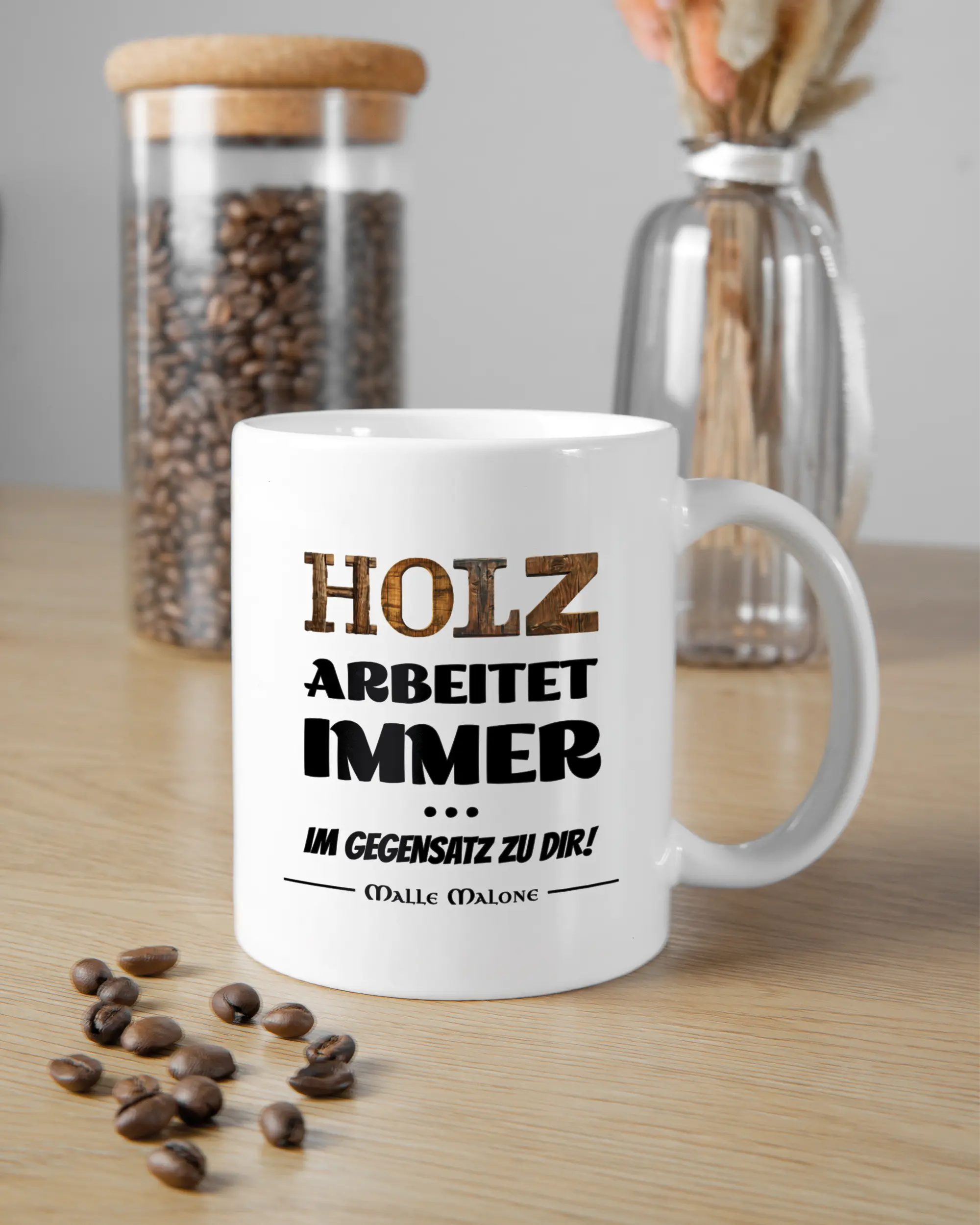 Küchentischansicht der rechten Seite der beidseitig bedruckten Keramiktasse von Maondo mit dem Design Holzarbeit in der Farbe White