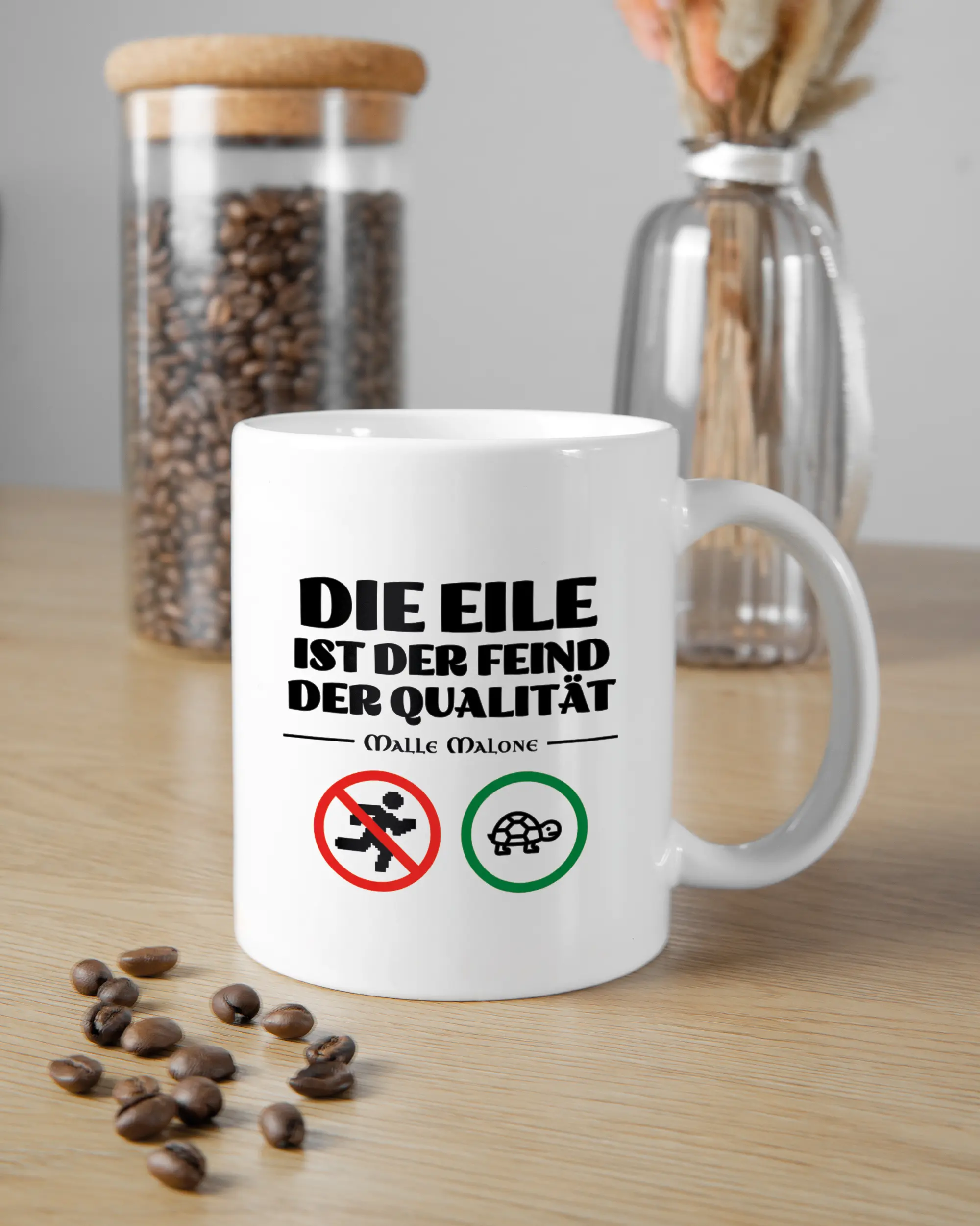 Küchentischansicht der rechten Seite der beidseitig bedruckten Keramiktasse von Maondo mit dem Design Keine Eile in der Farbe White