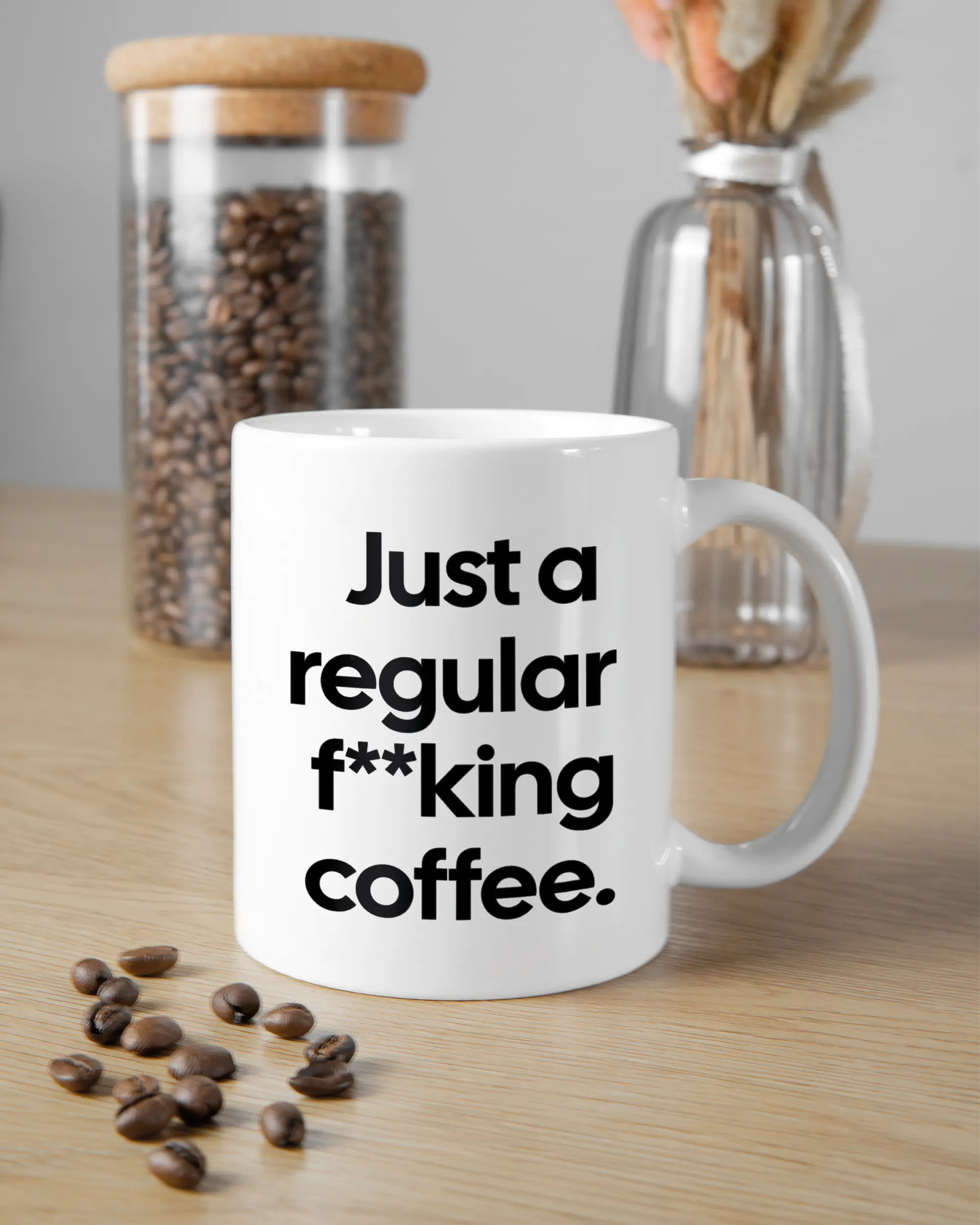 Küchentischansicht der rechten Seite der beidseitig bedruckten Keramiktasse von Maondo mit dem Design Regular Coffee in der Farbe White