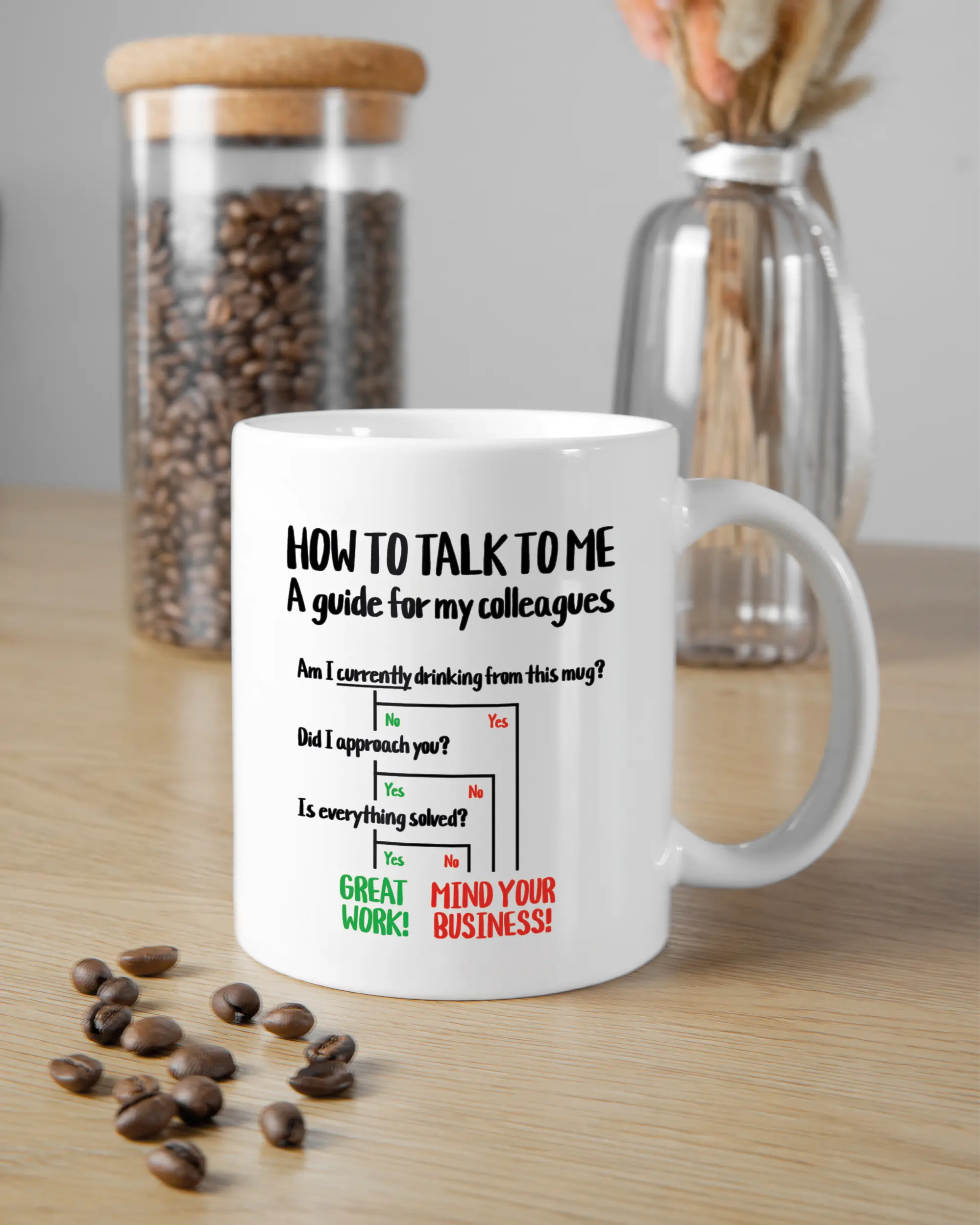 Küchentischansicht der rechten Seite der beidseitig bedruckten Keramiktasse von Maondo mit dem Design Colleagues Guide in der Farbe White