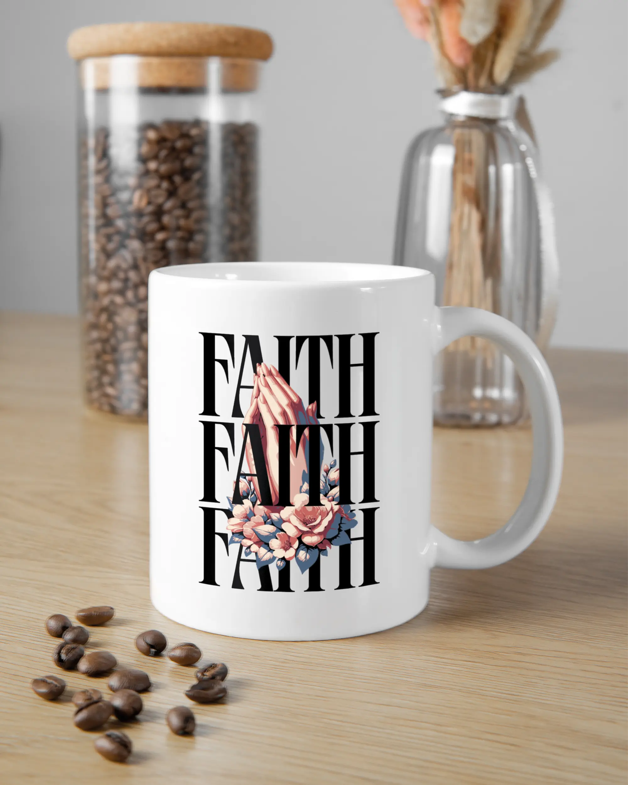Küchentischansicht der rechten Seite der beidseitig bedruckten Keramiktasse von Maondo mit dem Design Faith X3 in der Farbe White
