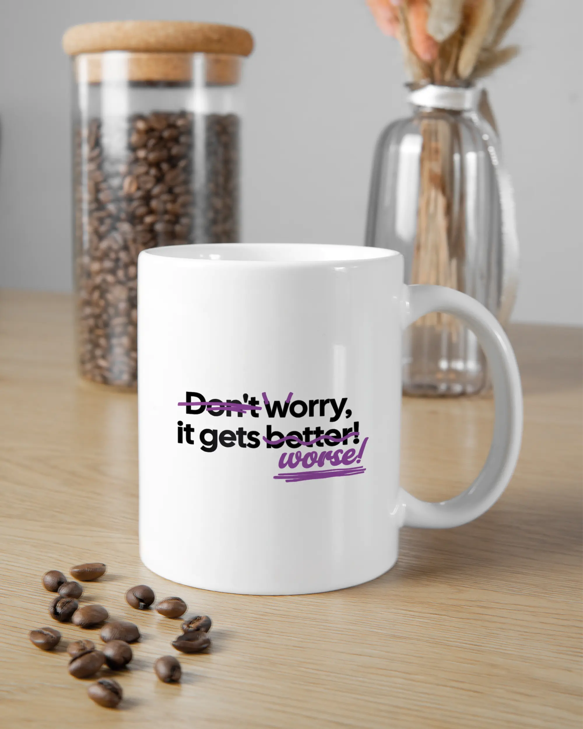 Küchentischansicht der rechten Seite der beidseitig bedruckten Keramiktasse von Maondo mit dem Design Worry Worse in der Farbe White