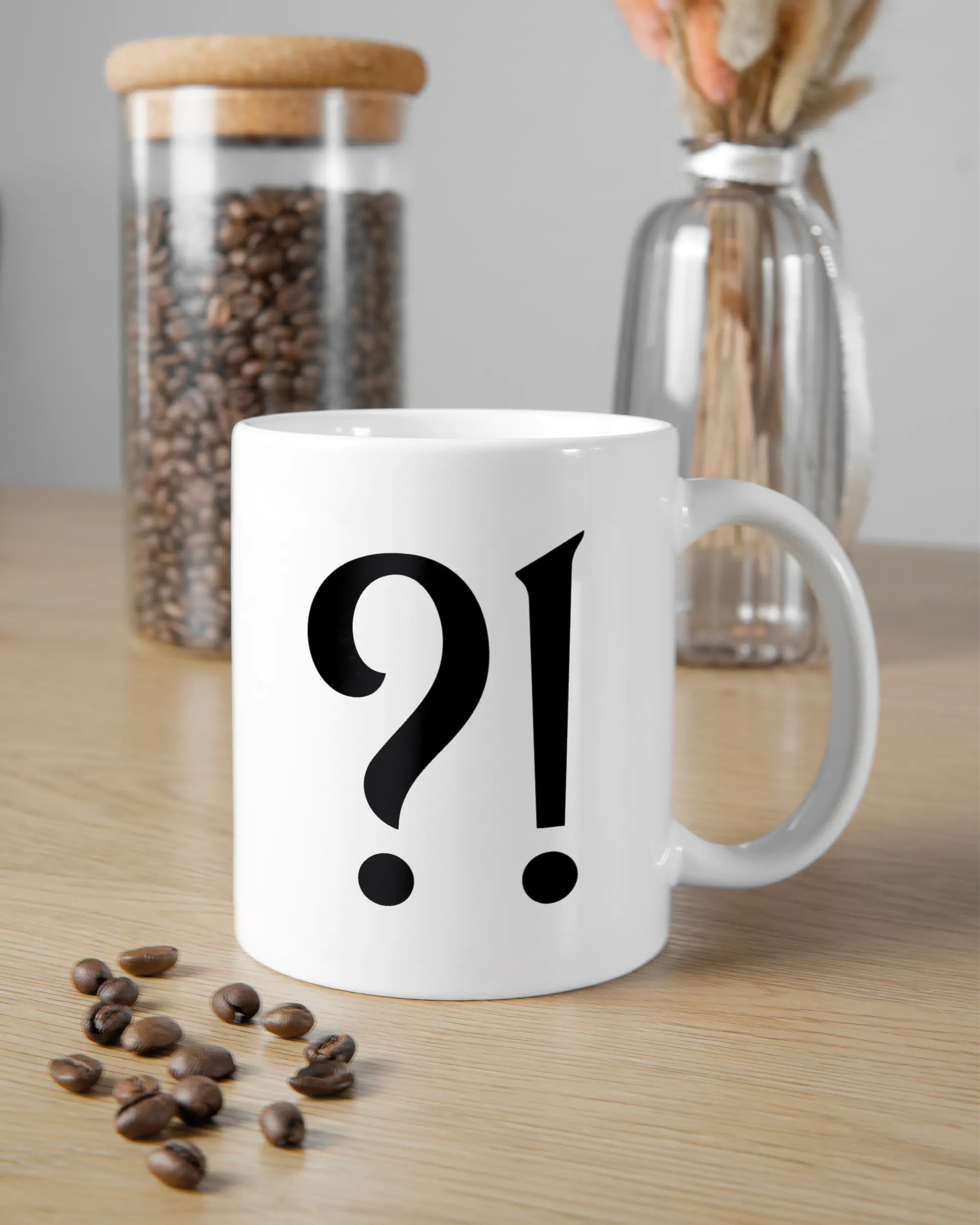 Küchentischansicht der rechten Seite der beidseitig bedruckten Keramiktasse von Maondo mit dem Design WHAT in der Farbe White