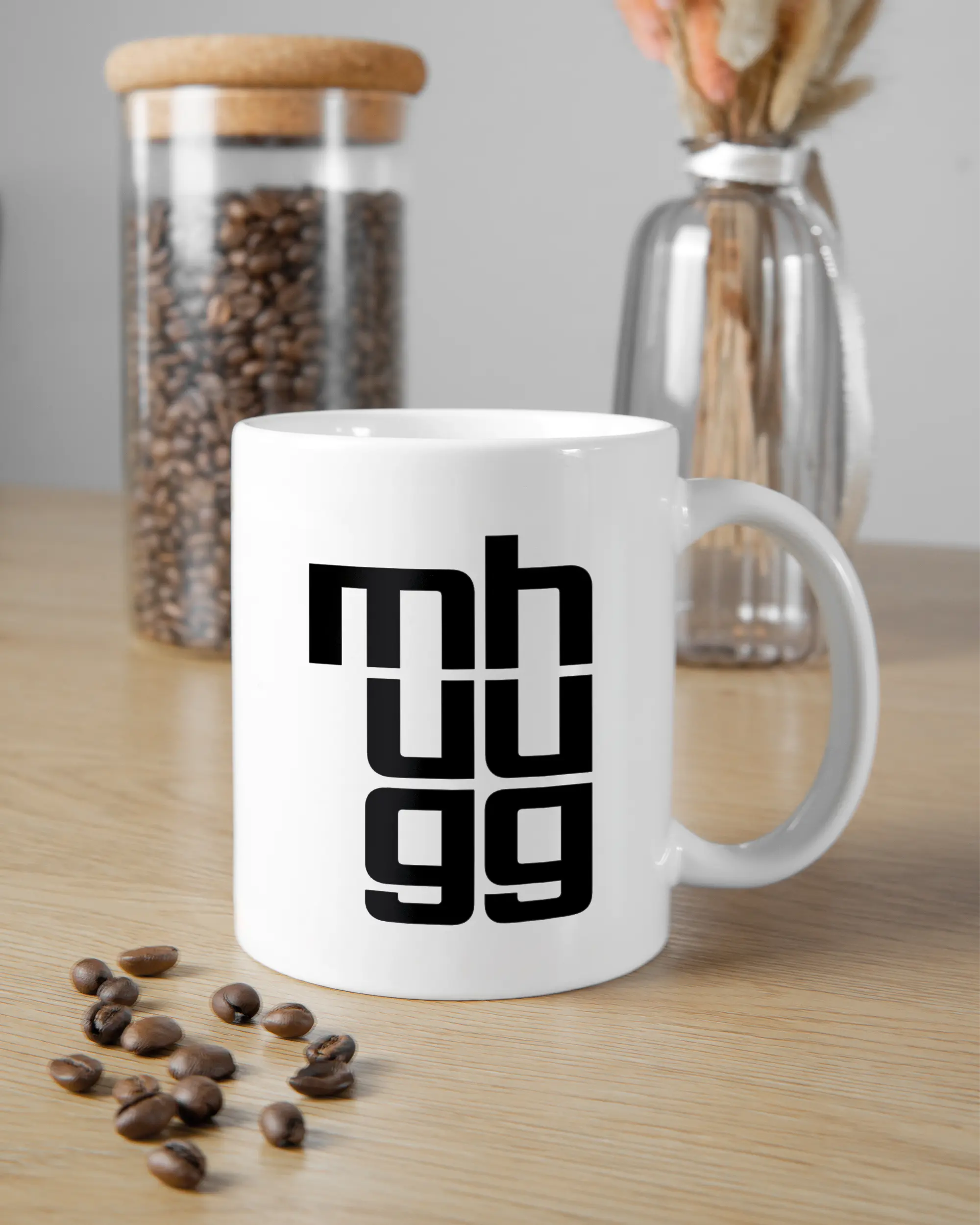 Küchentischansicht der rechten Seite der beidseitig bedruckten Keramiktasse von Maondo mit dem Design Hug Mug in der Farbe White
