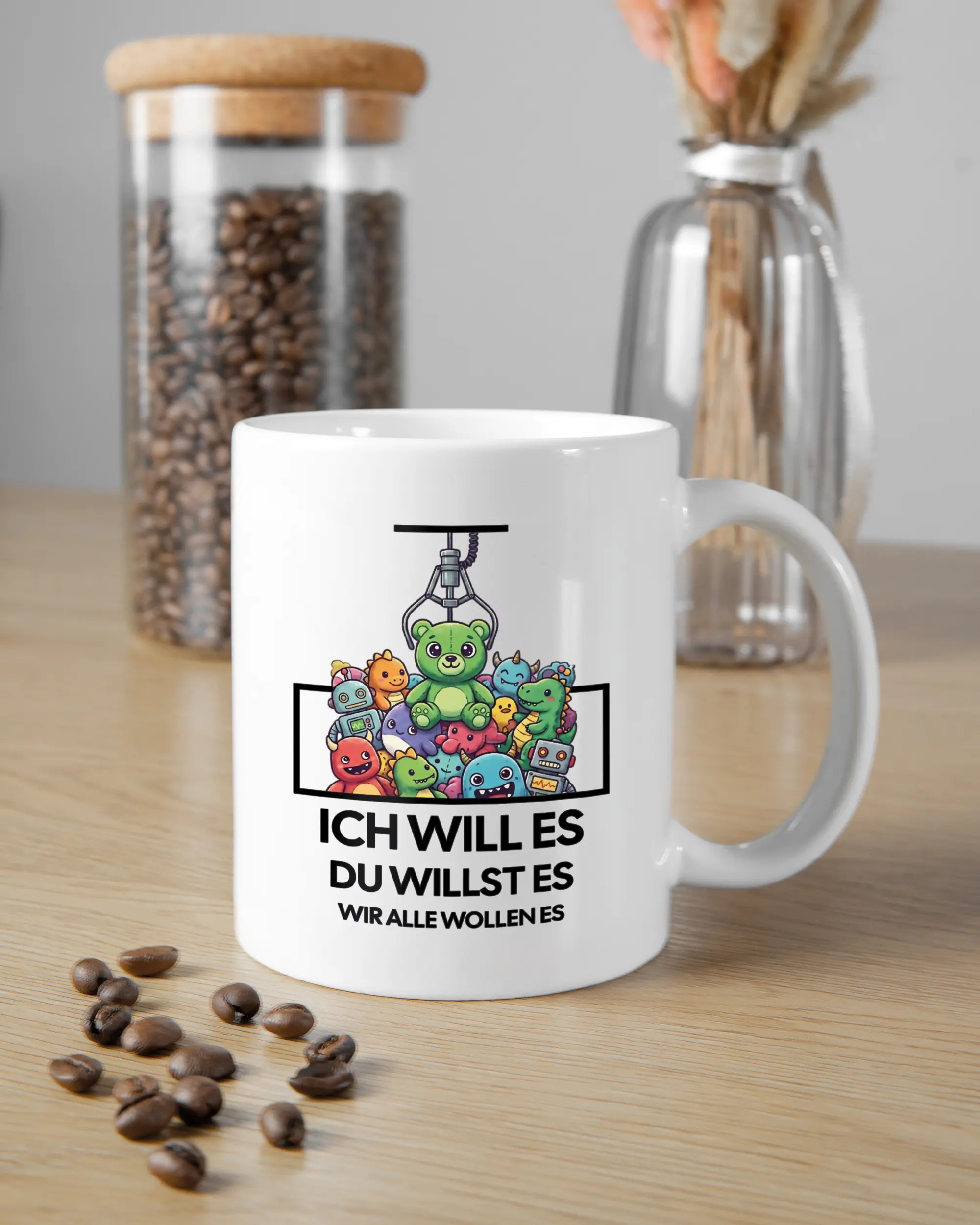 Küchentischansicht der rechten Seite der beidseitig bedruckten Keramiktasse von Maondo mit dem Design Will Stofftier in der Farbe White