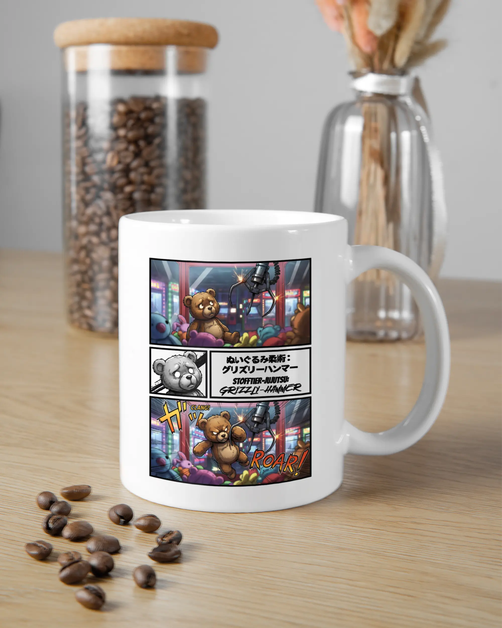 Küchentischansicht der rechten Seite der beidseitig bedruckten Keramiktasse von Maondo mit dem Design Manga Stoff in der Farbe White