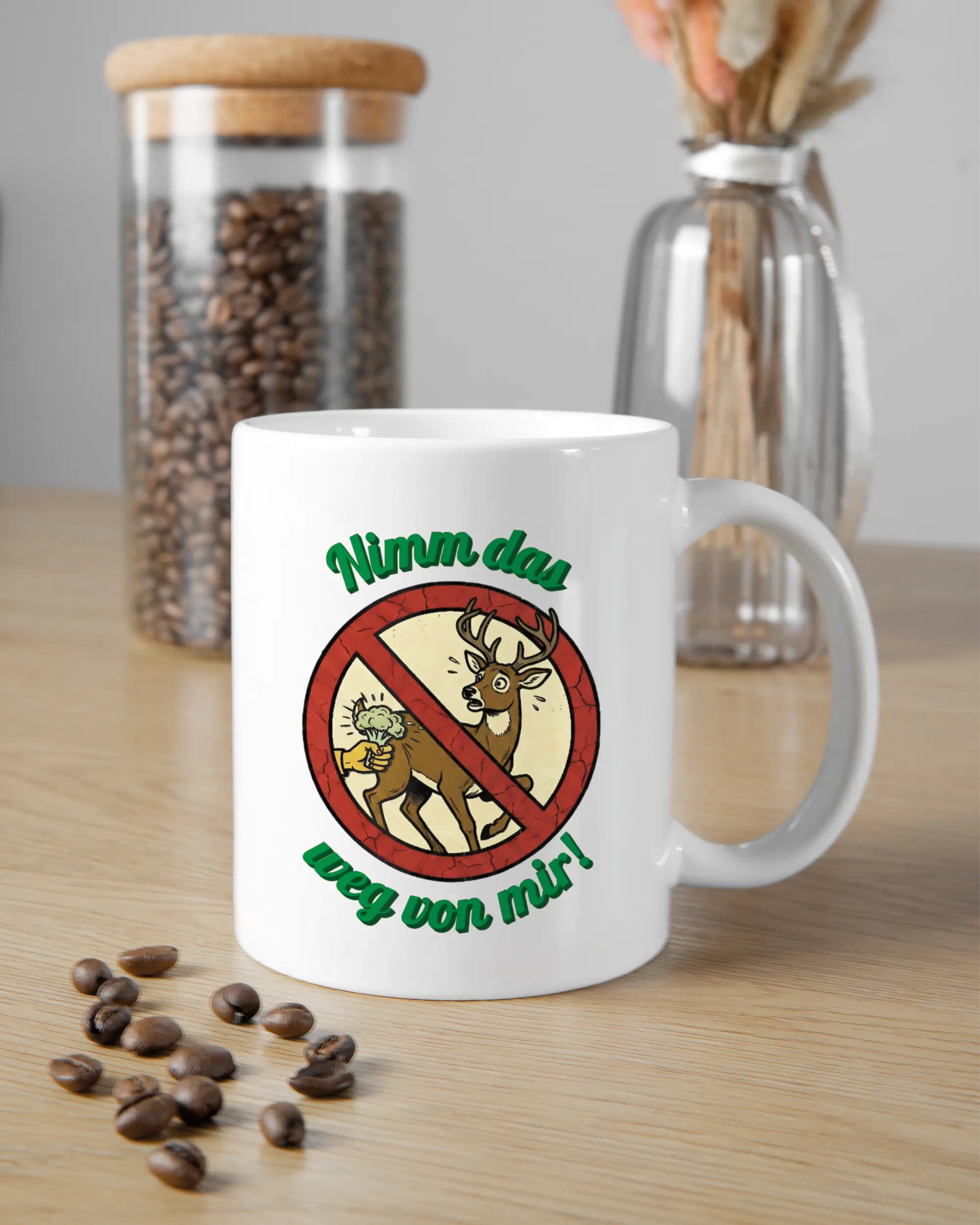 Küchentischansicht der rechten Seite der beidseitig bedruckten Keramiktasse von Maondo mit dem Design Reh weg in der Farbe White