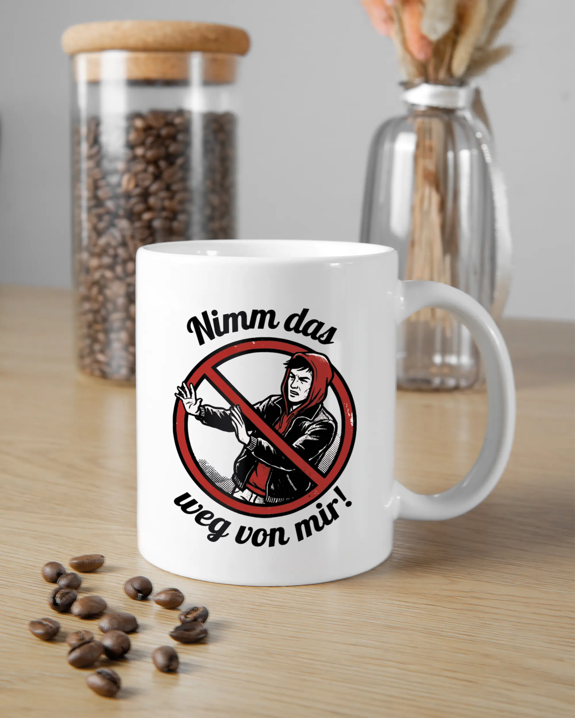 Küchentischansicht der rechten Seite der beidseitig bedruckten Keramiktasse von Maondo mit dem Design Nimm das weg in der Farbe White