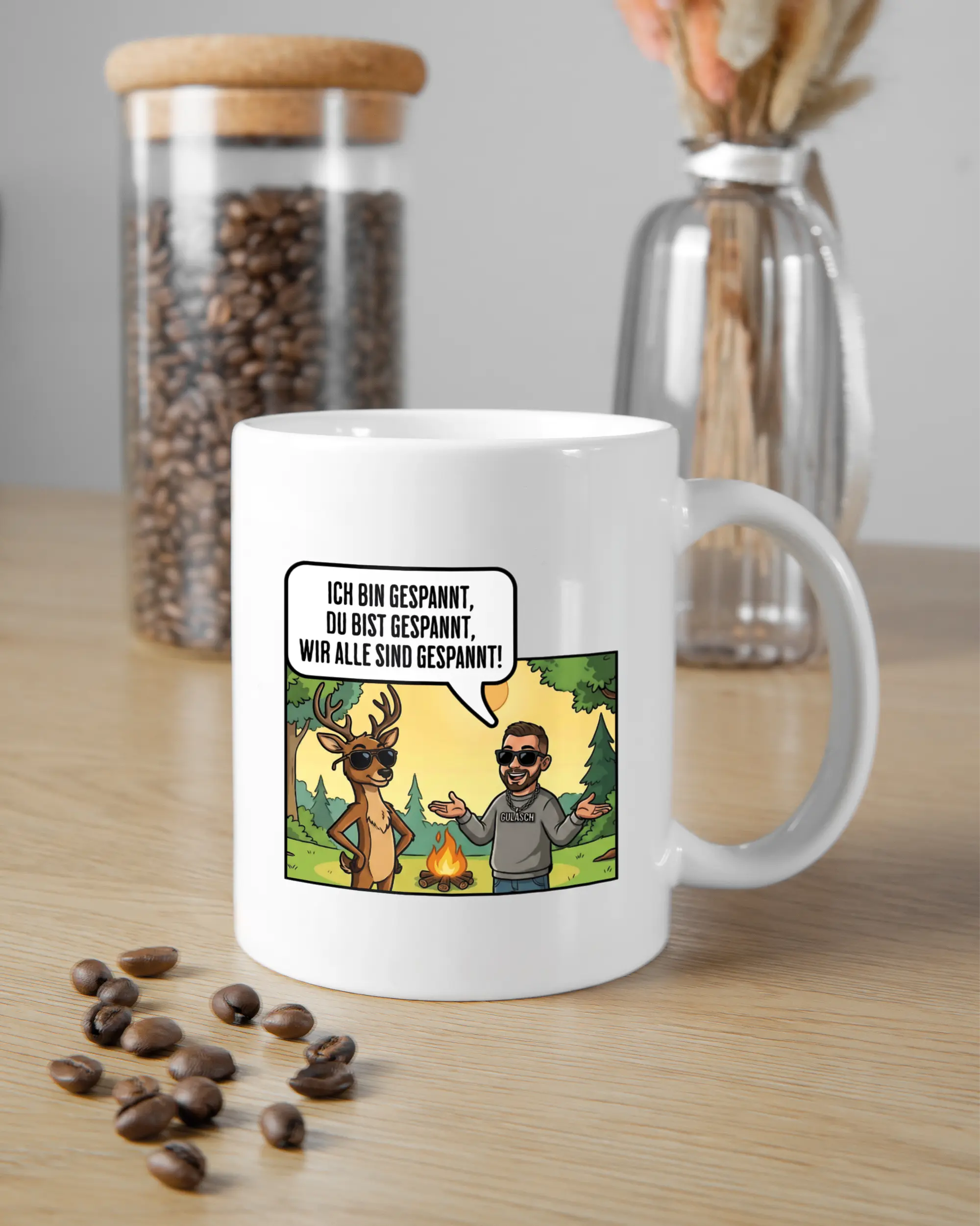 Küchentischansicht der rechten Seite der beidseitig bedruckten Keramiktasse von Maondo mit dem Design Vollspannung in der Farbe White