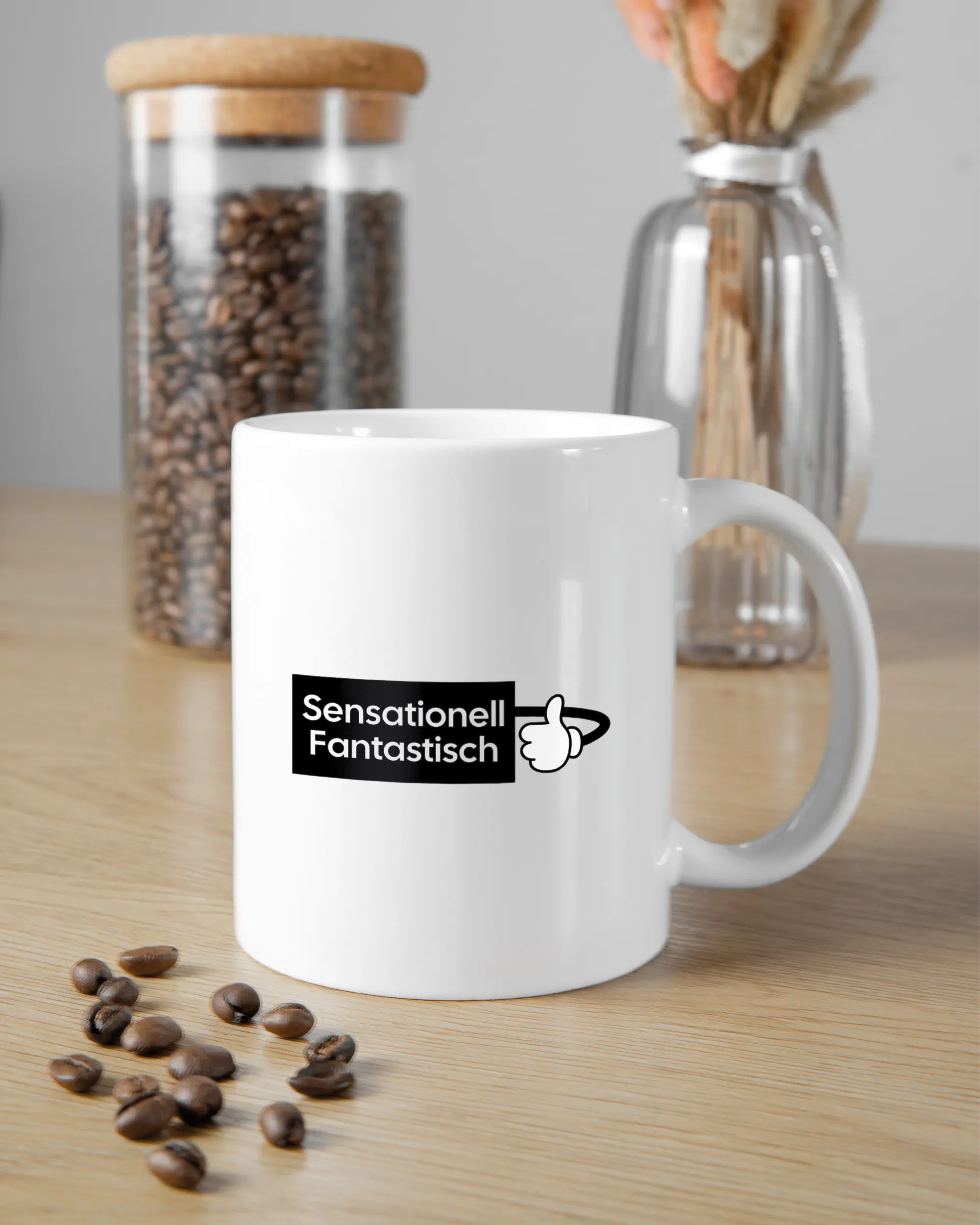Küchentischansicht der rechten Seite der beidseitig bedruckten Keramiktasse von Maondo mit dem Design Fantastisch in der Farbe White
