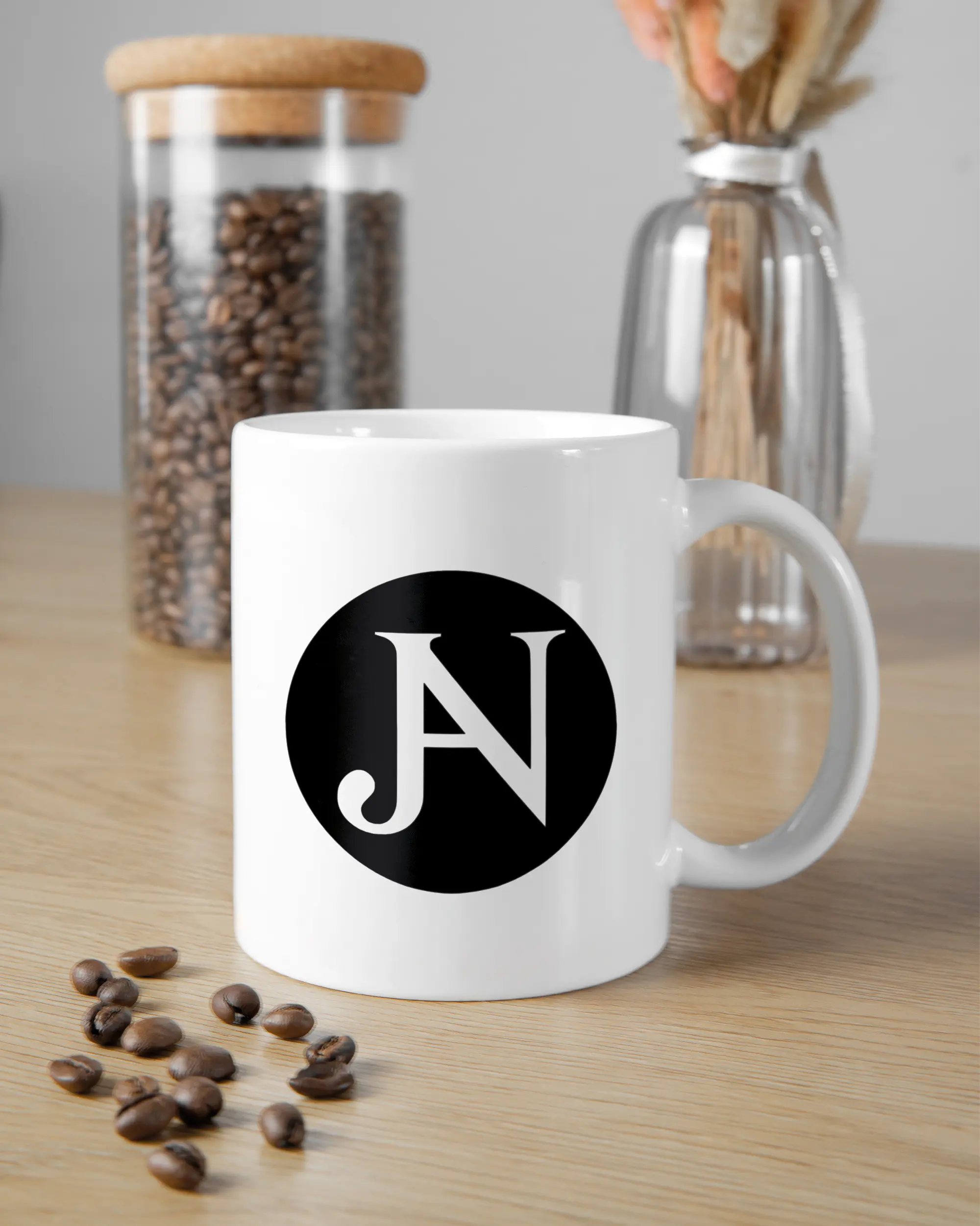 Küchentischansicht der rechten Seite der beidseitig bedruckten Keramiktasse von Maondo mit dem Design JB1 in der Farbe White