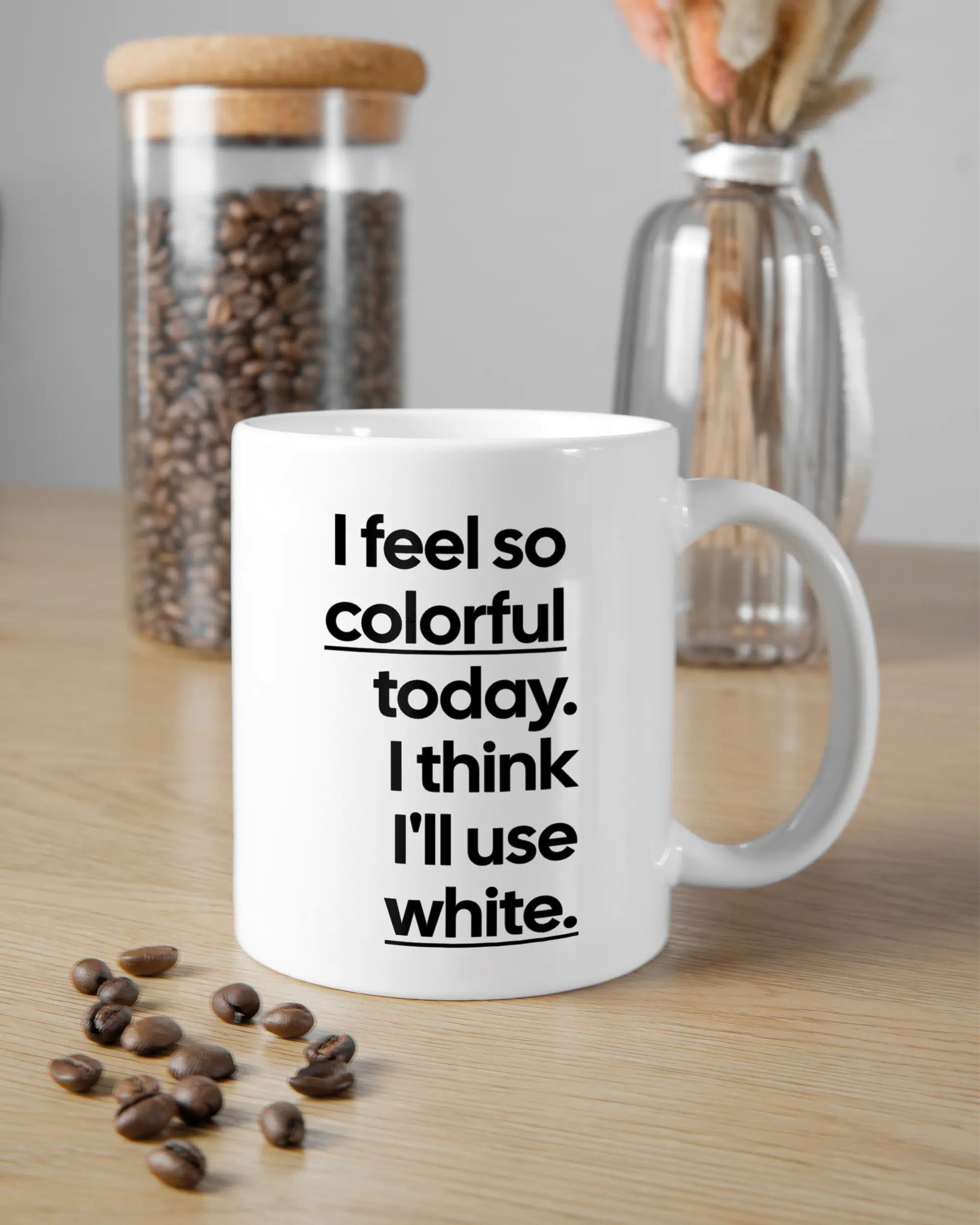 Küchentischansicht der rechten Seite der beidseitig bedruckten Keramiktasse von Maondo mit dem Design Colorful Day in der Farbe White