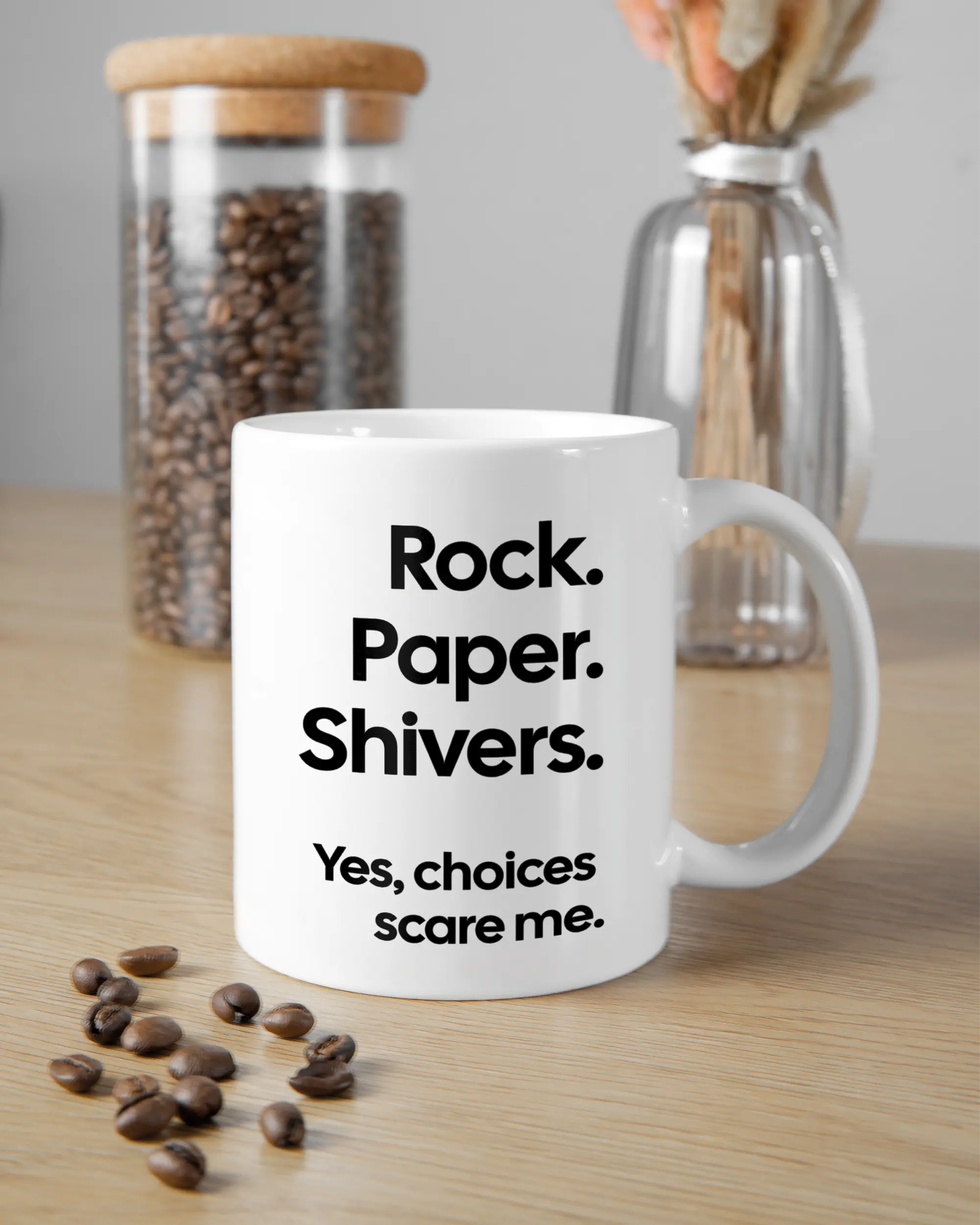 Küchentischansicht der rechten Seite der beidseitig bedruckten Keramiktasse von Maondo mit dem Design Rock Paper Shivers in der Farbe White