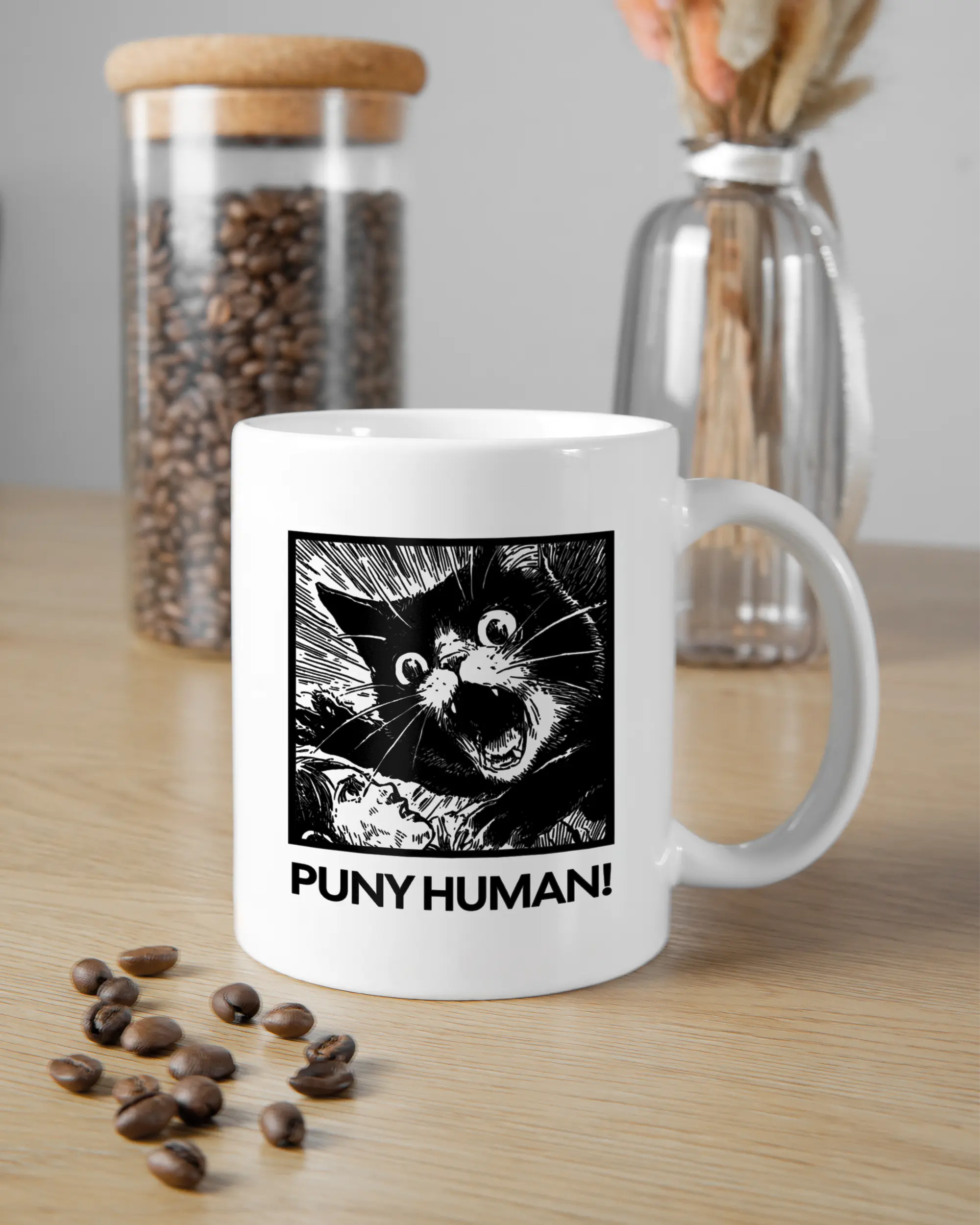 Küchentischansicht der rechten Seite der beidseitig bedruckten Keramiktasse von Maondo mit dem Design Puny Human in der Farbe White