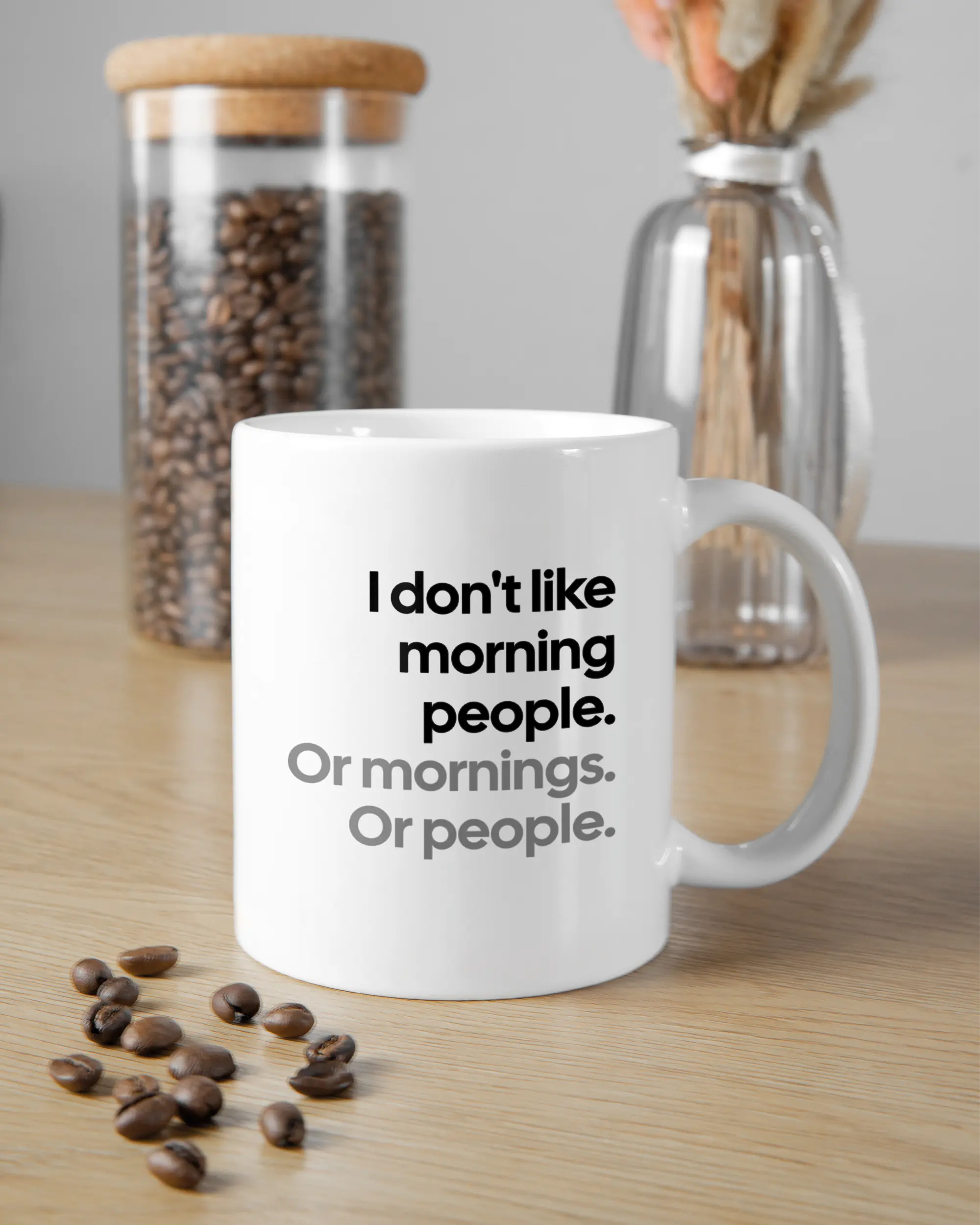 Küchentischansicht der rechten Seite der beidseitig bedruckten Keramiktasse von Maondo mit dem Design Morning Person in der Farbe White