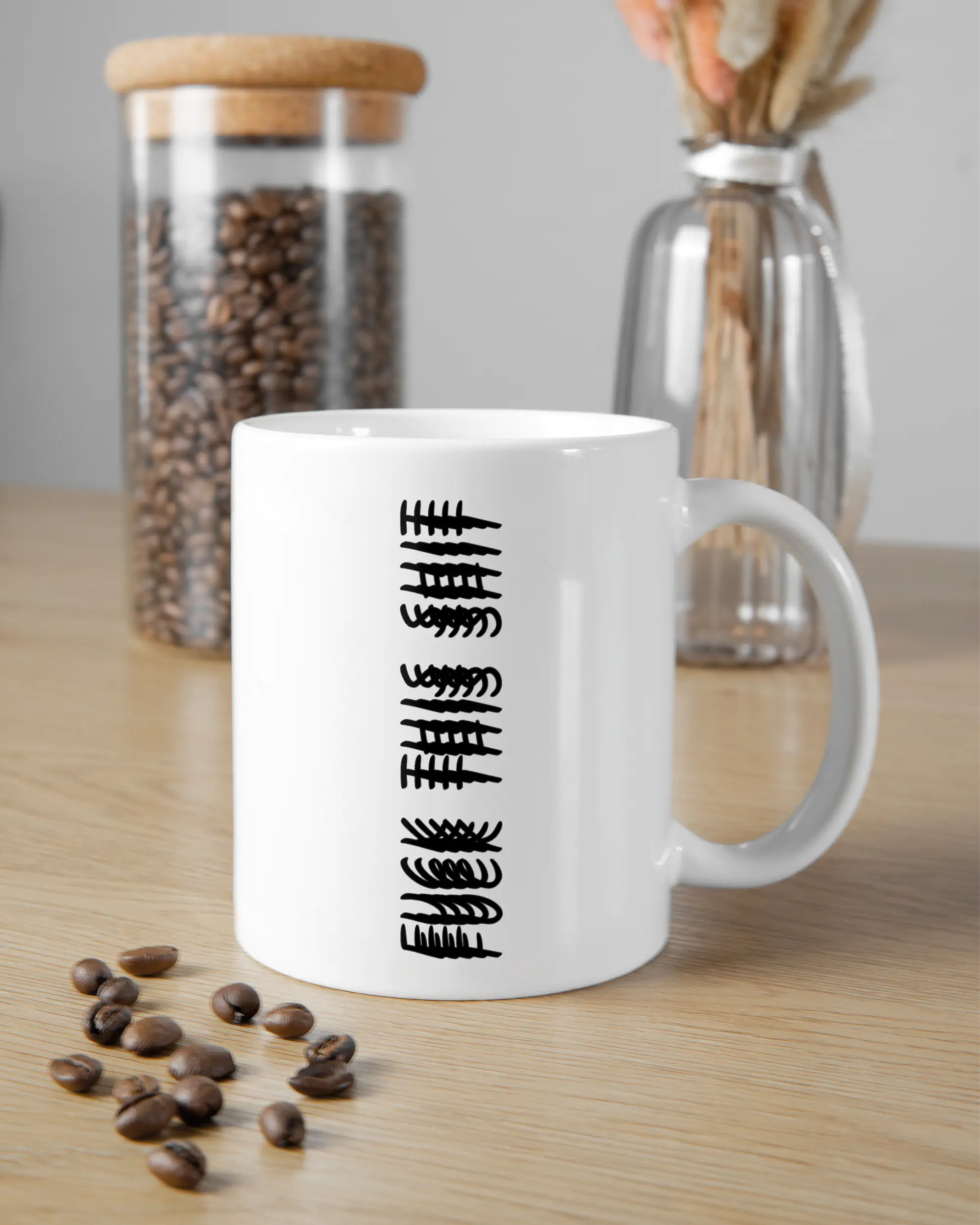 Küchentischansicht der rechten Seite der beidseitig bedruckten Keramiktasse von Maondo mit dem Design Hidden Message in der Farbe White