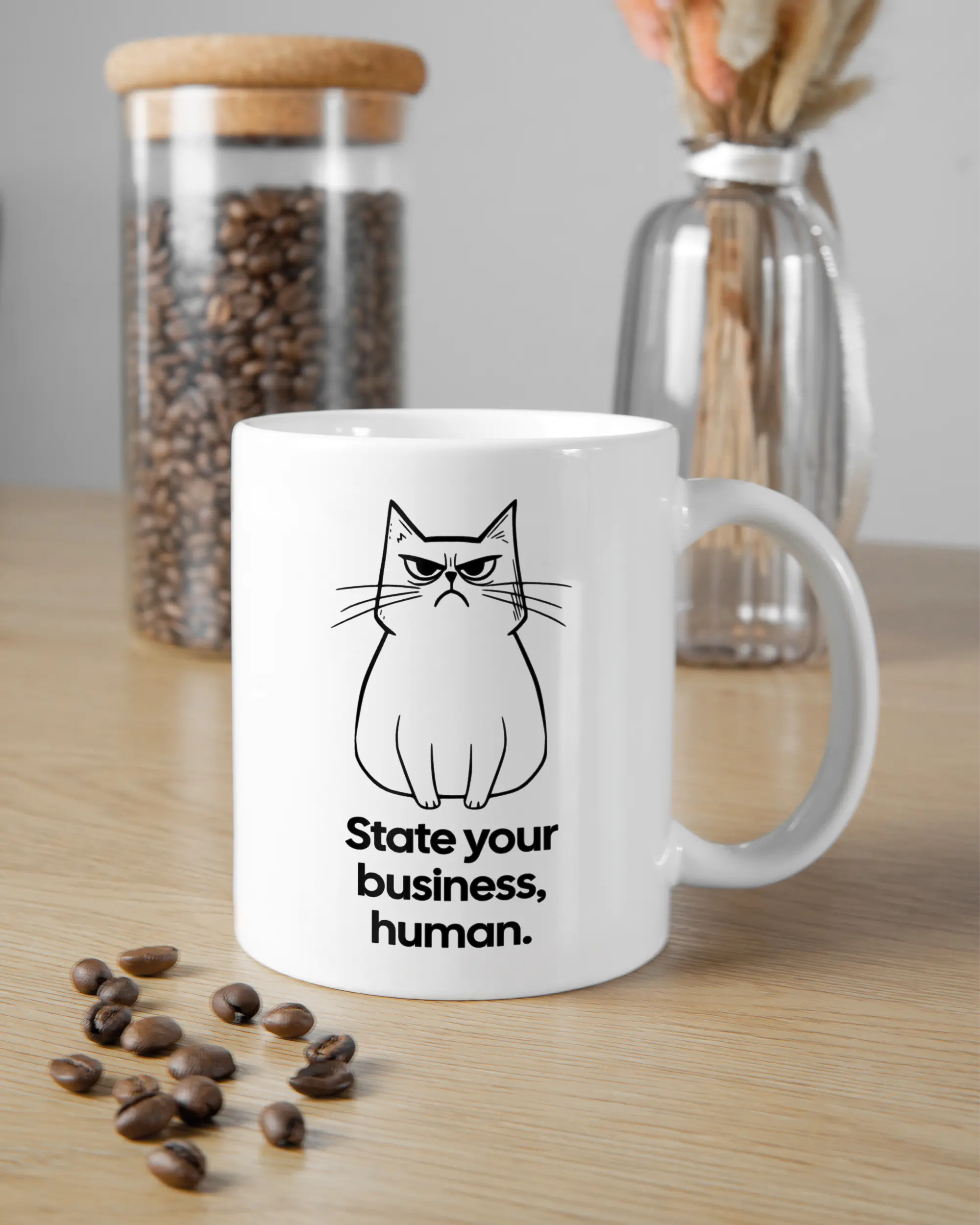 Küchentischansicht der rechten Seite der beidseitig bedruckten Keramiktasse von Maondo mit dem Design Grumpy Purr in der Farbe White