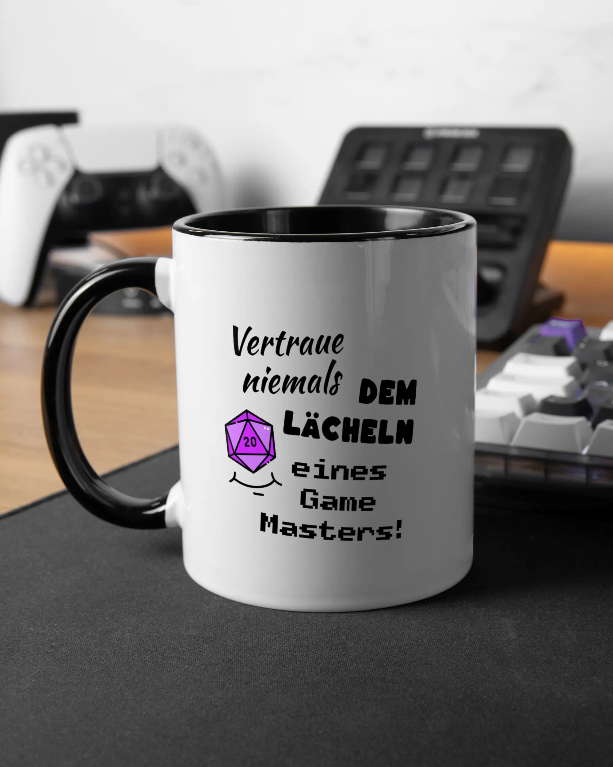 Gaming Room Aufnahme der beidseitig bedruckten Keramik Tasse von Maondo mit dem Design Game Master in der Farbe Schwarz-Weiß