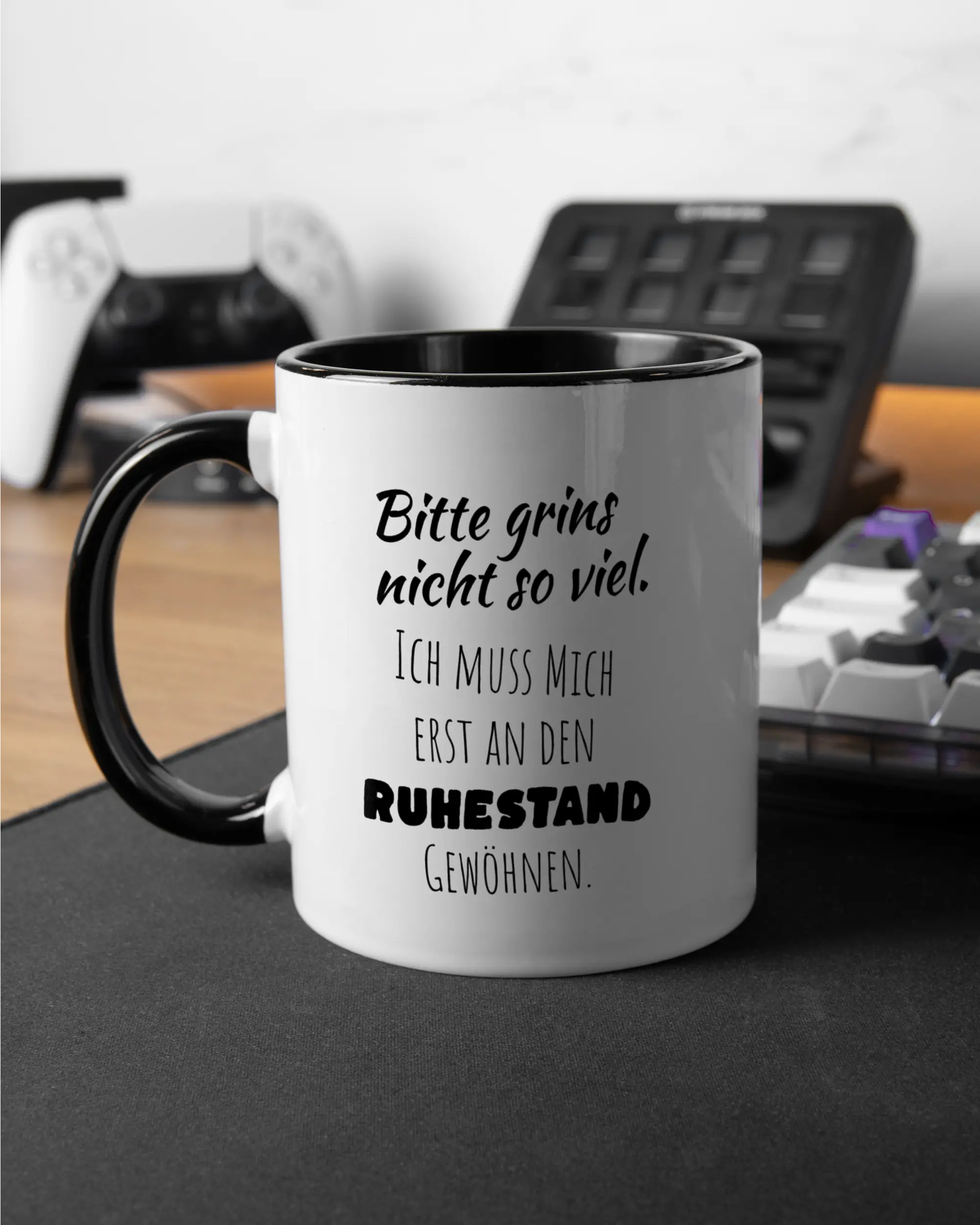 Gaming Room Aufnahme der beidseitig bedruckten Keramik Tasse von Maondo mit dem Design Ruhestandslos in der Farbe Schwarz-Weiß