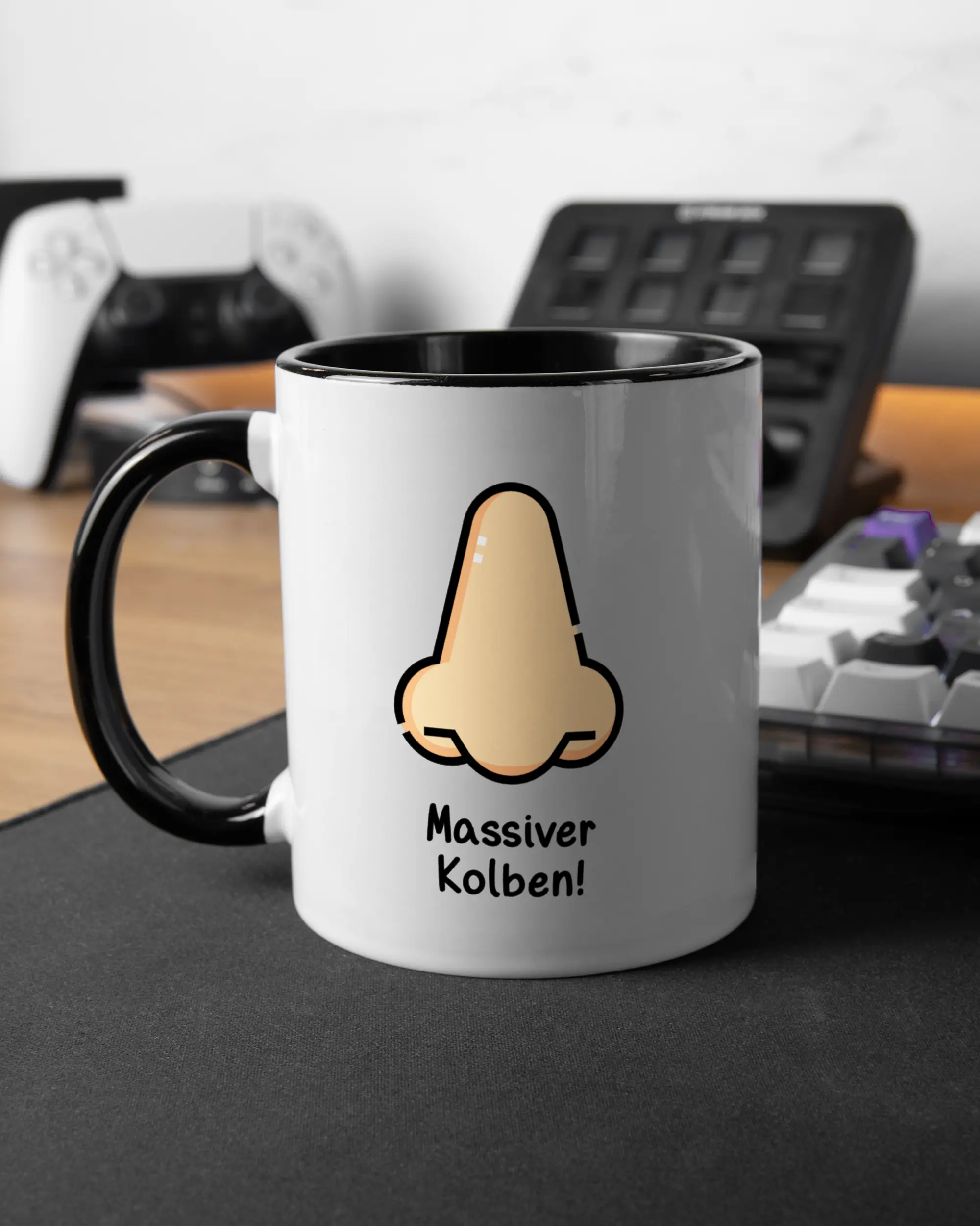 Gaming Room Aufnahme der beidseitig bedruckten Keramik Tasse von Maondo mit dem Design Massiver Kolben in der Farbe Schwarz-Weiß