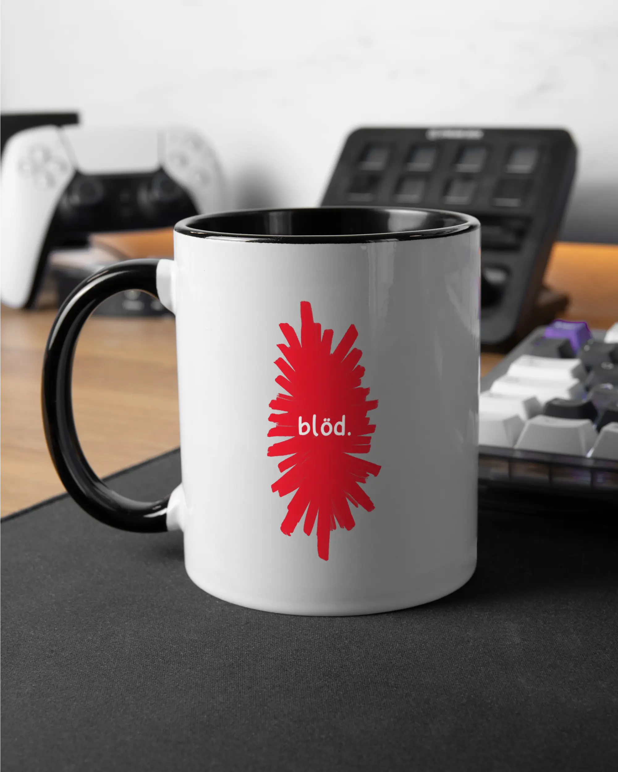 Gaming Room Aufnahme der beidseitig bedruckten Keramik Tasse von Maondo mit dem Design Blöd in der Farbe Schwarz-Weiß