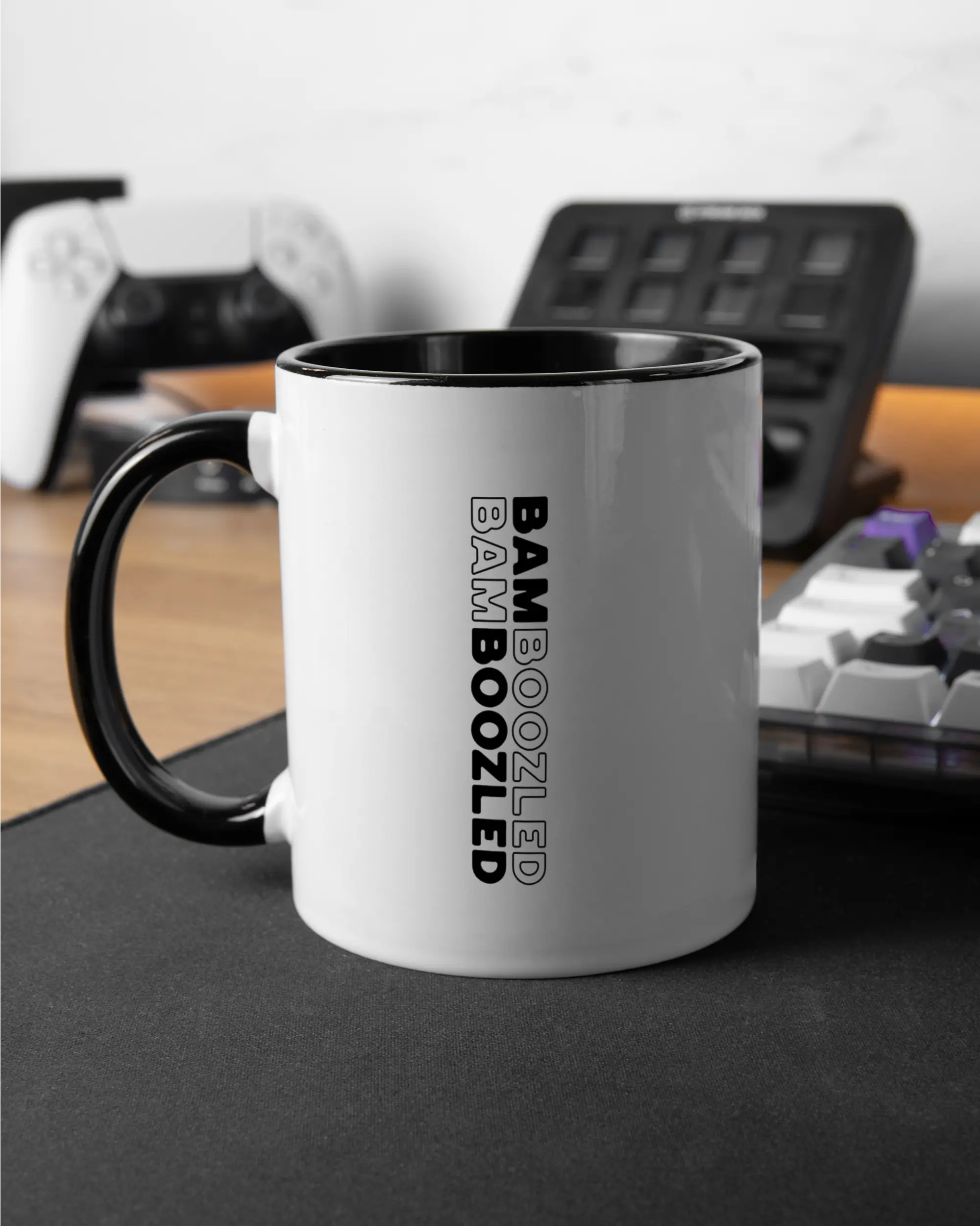 Gaming Room Aufnahme der beidseitig bedruckten Keramik Tasse von Maondo mit dem Design Double Bamboozled in der Farbe Schwarz-Weiß