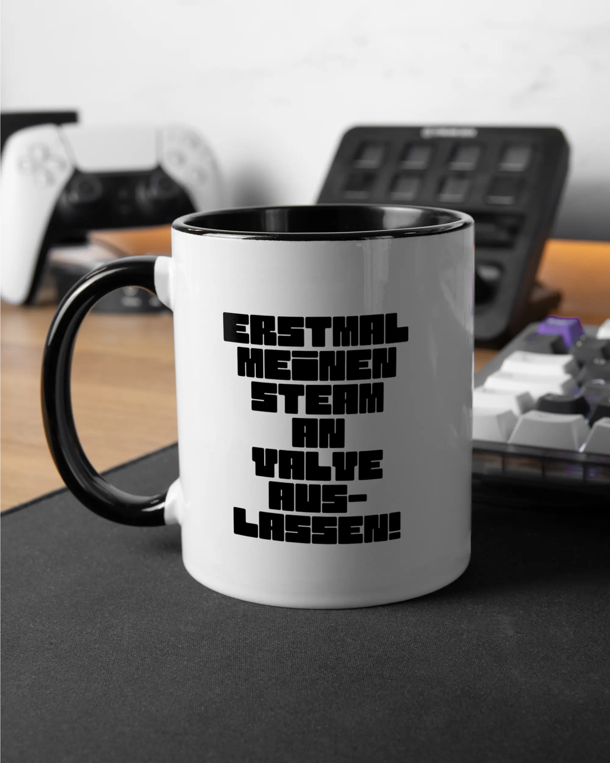 Gaming Room Aufnahme der beidseitig bedruckten Keramik Tasse von Maondo mit dem Design Lass es raus in der Farbe Schwarz-Weiß